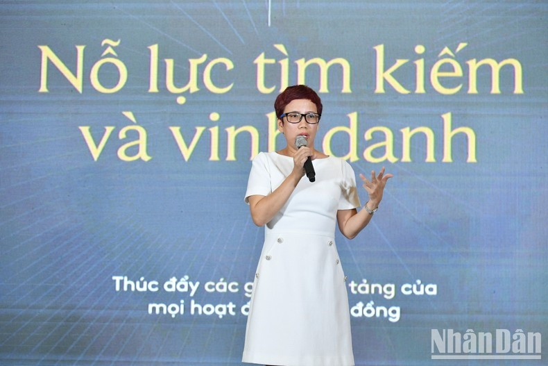 Bà Trần Mai Anh, đại diện Ban Giám khảo Giải thưởng Hành động vì cộng đồng trình bày tại lễ công bố. (Ảnh: Thành Đạt)