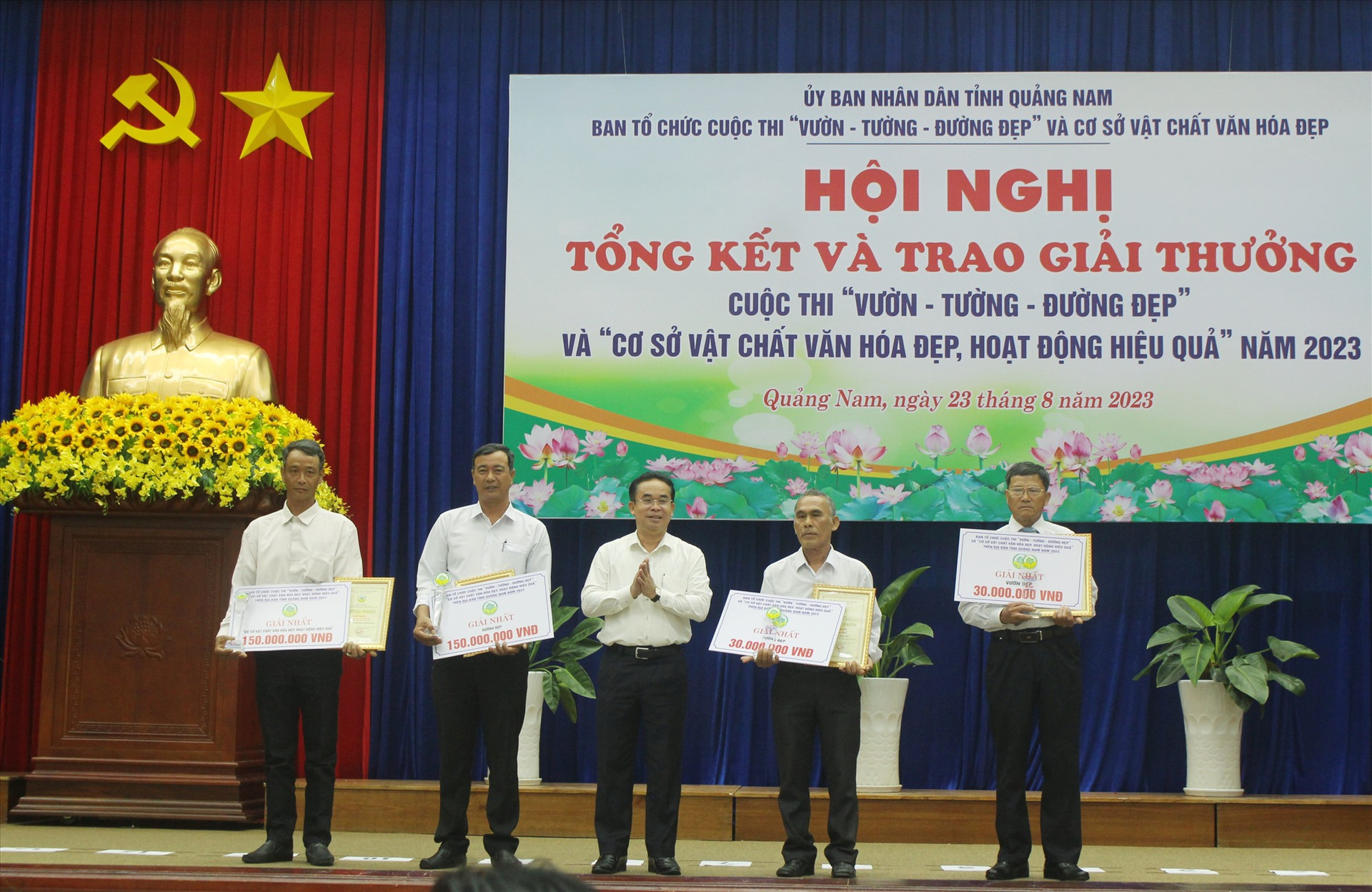 Phó Chủ tịch UBND tỉnh Trần Anh Tuấn trao giải Nhất cho các tập thể và cá nhân. Ảnh: PV