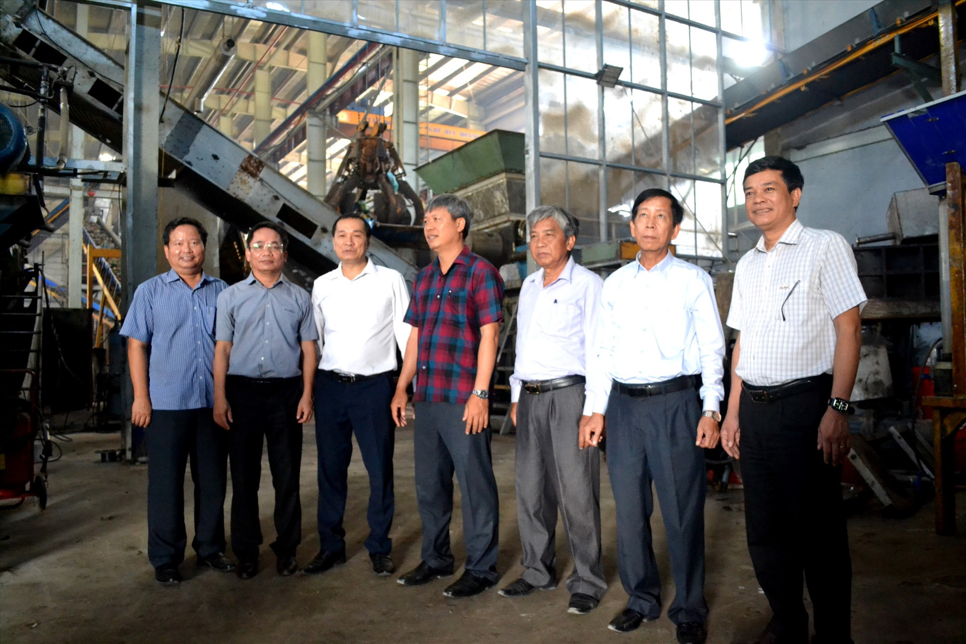 Đoàn công tác tại Nhà máy xử lý chất thải rắn Bắc Quảng Nam. Ảnh: Q.VIỆT