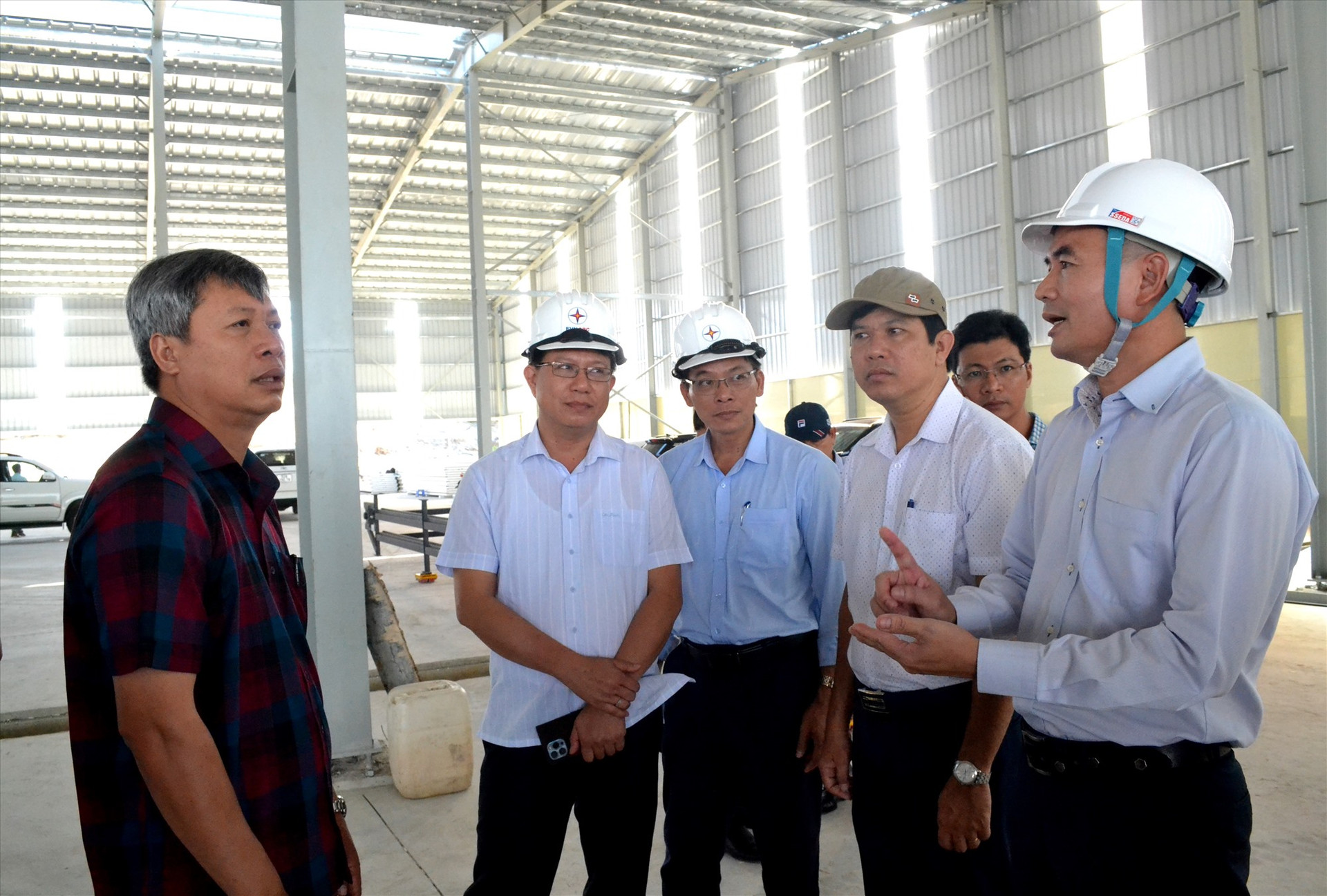 Ông Nguyễn Lương Giáp (bìa phải) – Phó Tổng Giám đốc Công ty CP Đầu tư xây dựng 579 trình bày về dự án. Ảnh: Q.VIỆT