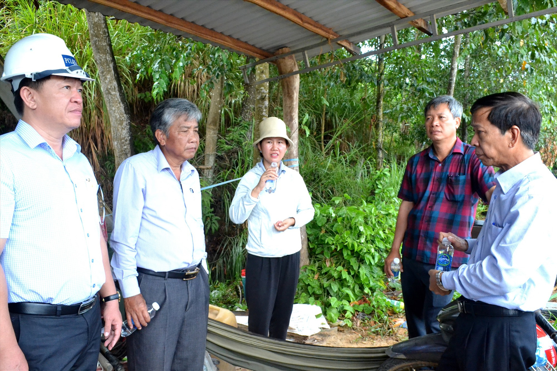 Phó Chủ tịch UBND tỉnh khảo sát tại Khu xử lý rác thải xã Tam Nghĩa. Ảnh: Q.VIỆT