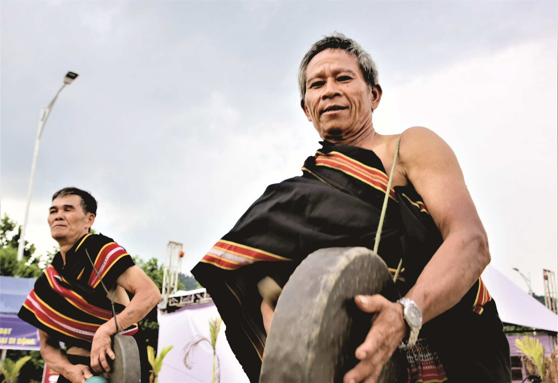 Artisans and actors reappear in the traditional customs of ethnic minorities. Each locality brings unique values to the festival as an invitation to tourists from near and far coming to Quang Nam mountainous areas to enjoy local traditional music, dances, and cultural values.