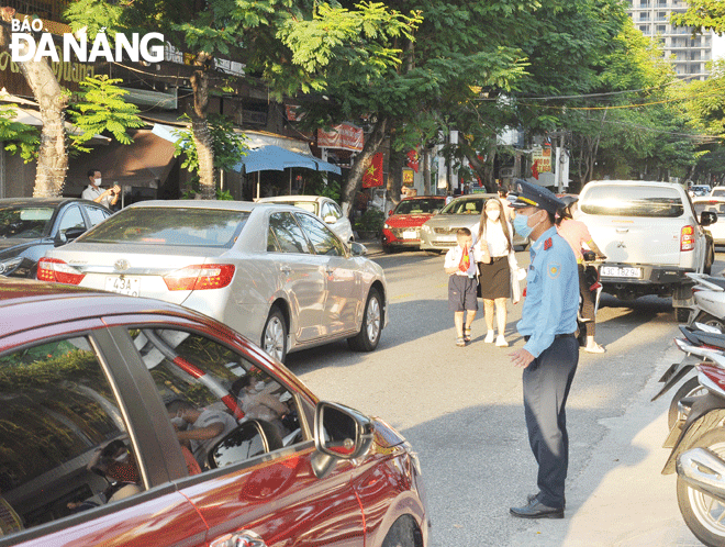 Thanh tra giao thông (Sở Giao thông vận tải) sẽ triển khai công tác bảo đảm trật tự an toàn giao thông trước cổng trường học. Ảnh: THÀNH LÂN