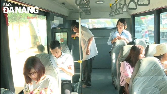 Người dân đi xe buýt trợ giá. Ảnh: PHƯƠNG UYÊN