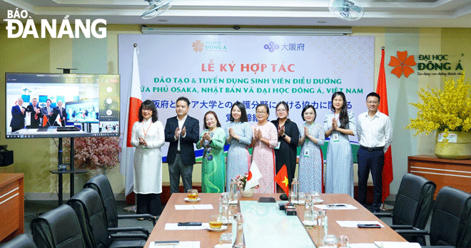 Lễ ký kết hợp tác giữa Trường Đại học Đông Á và tỉnh Osaka thông qua hình thức trực tuyến. Ảnh: NGỌC HÀ
