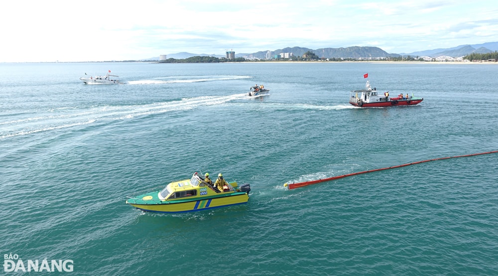 Các đơn vị nhanh chóng điều động phương tiện đến tham gia ứng phó tình huống diễn tập.