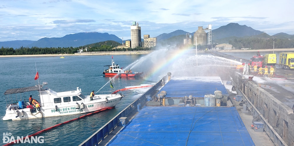 Các lực lượng, phương tiện tham gia diễn tập sự cố cháy trên tàu phát sinh từ dầu tràn.