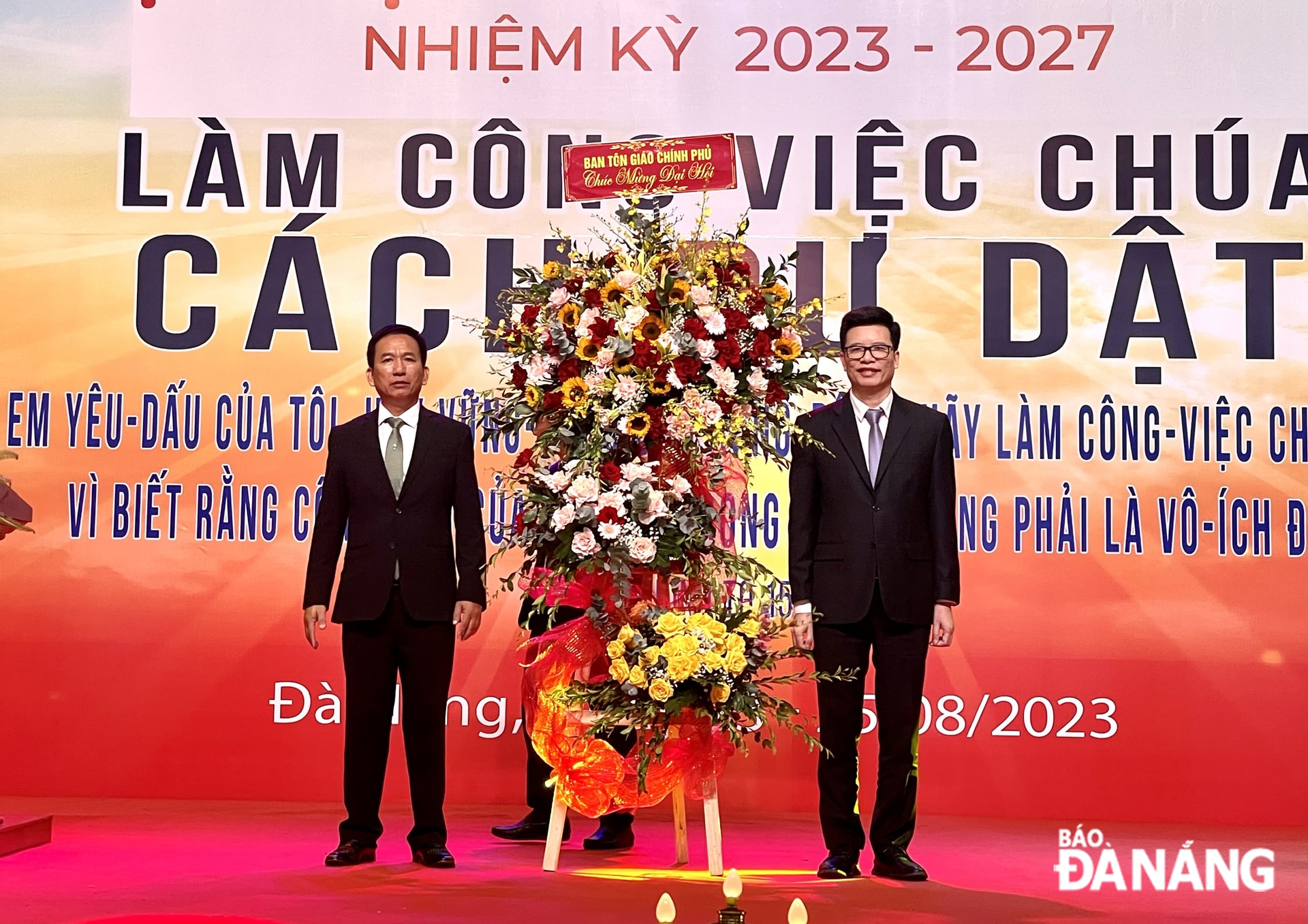 Ban Tôn giáo Chính phủ có lãng hoa chúc mừng đại hội. Ảnh: N.QUANG