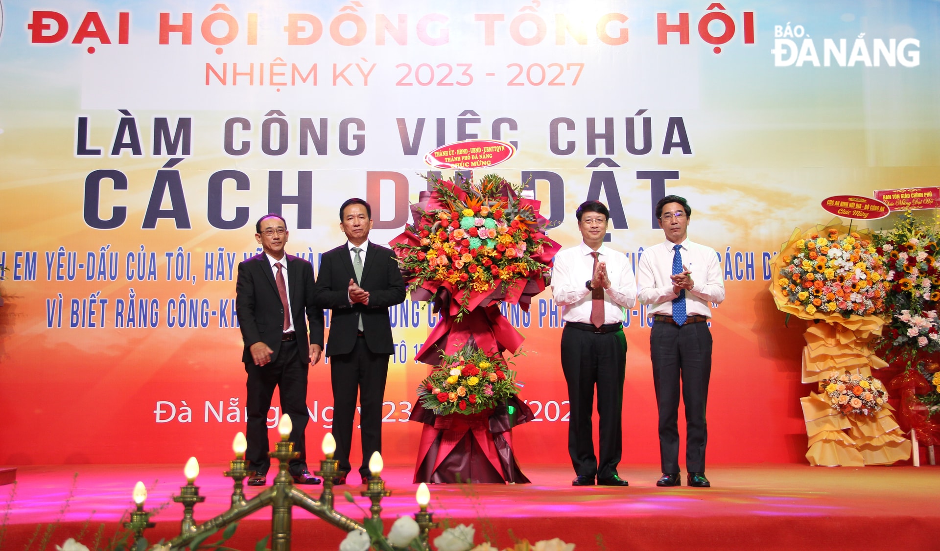 Chủ tịch Ủy ban MTTQ Việt Nam thành phố Ngô Xuân Thắng (thứ 2, bên phải sang), Phó Chủ tịch UBND thành phố Trần Chí Cường (bìa phải) tặng hoa chúc mừng đại hội. Ảnh: X.H