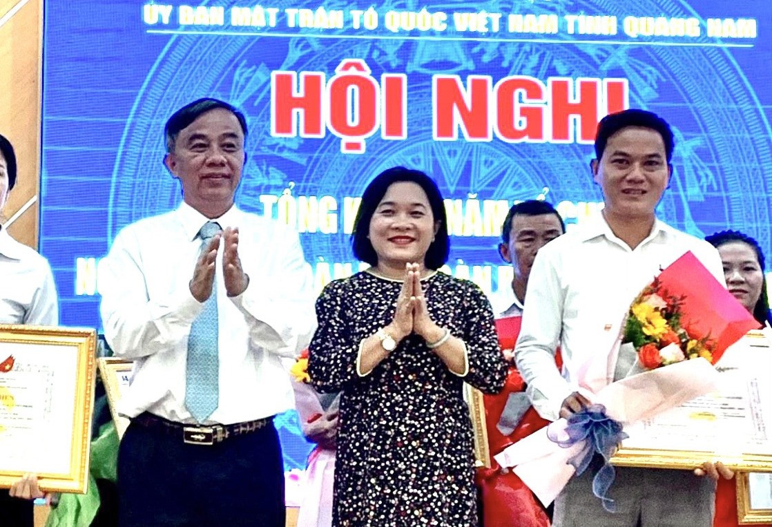 Ông Lê Minh Hải nhận Bằng khen của Ủy ban MTTQ Việt Nam tỉnh vì có thành tích xuất sắc 20 năm tổ chức Ngày hội đoàn kết dân tộc. Ảnh: C.T.V