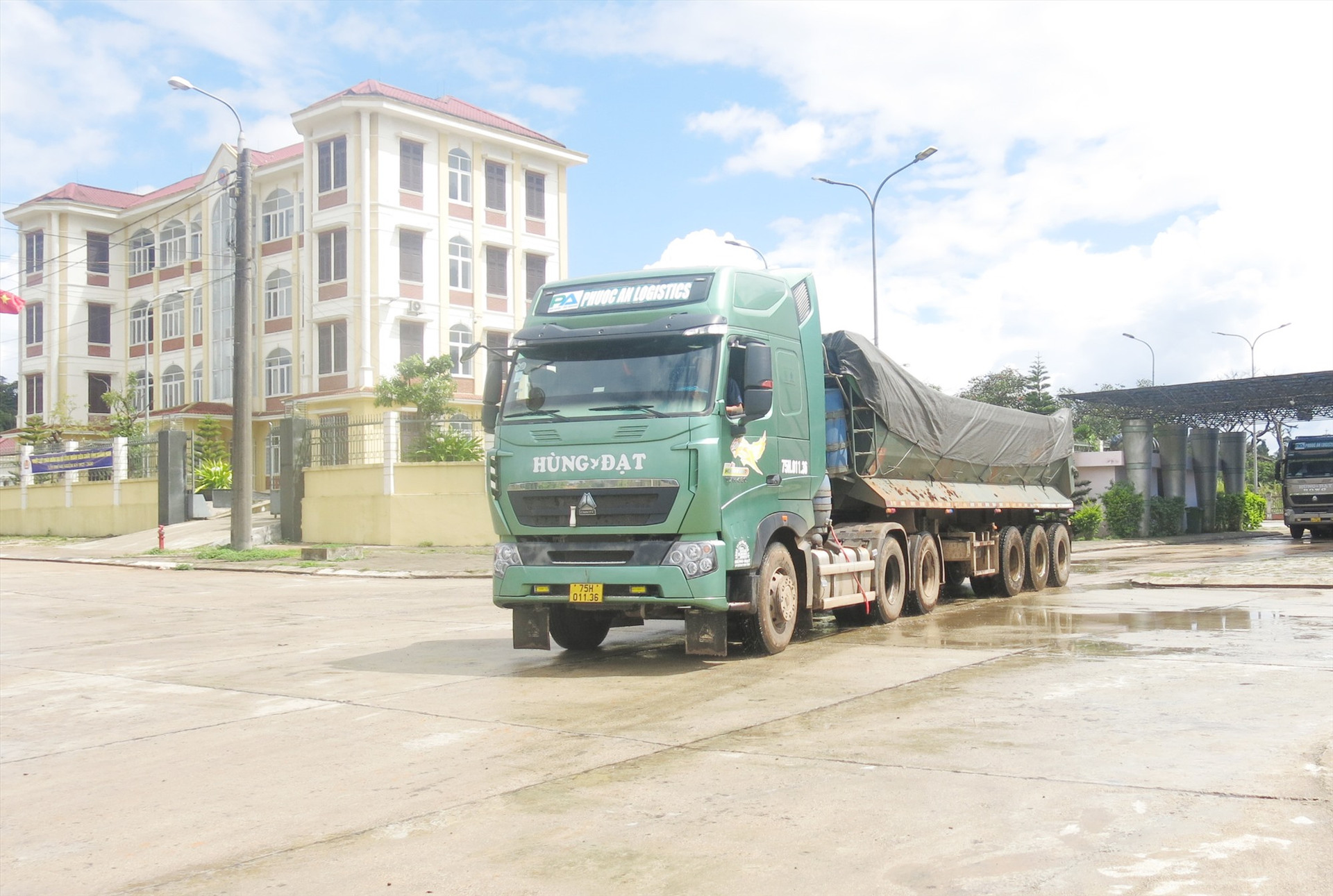 Xe tải chở hàng nhập cảnh vào Việt Nam qua Cửa khẩu quốc tế Nam Giang. Ảnh: T.D