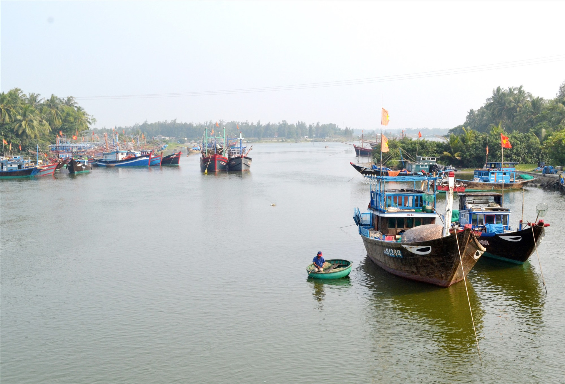 Xây dựng phương án sắp xếp tàu thuyền vào nơi an toàn đặt ra cấp thiết đối với huyện Núi Thành trong mùa mưa bão sắp tới. Ảnh: VIỆT QUANG