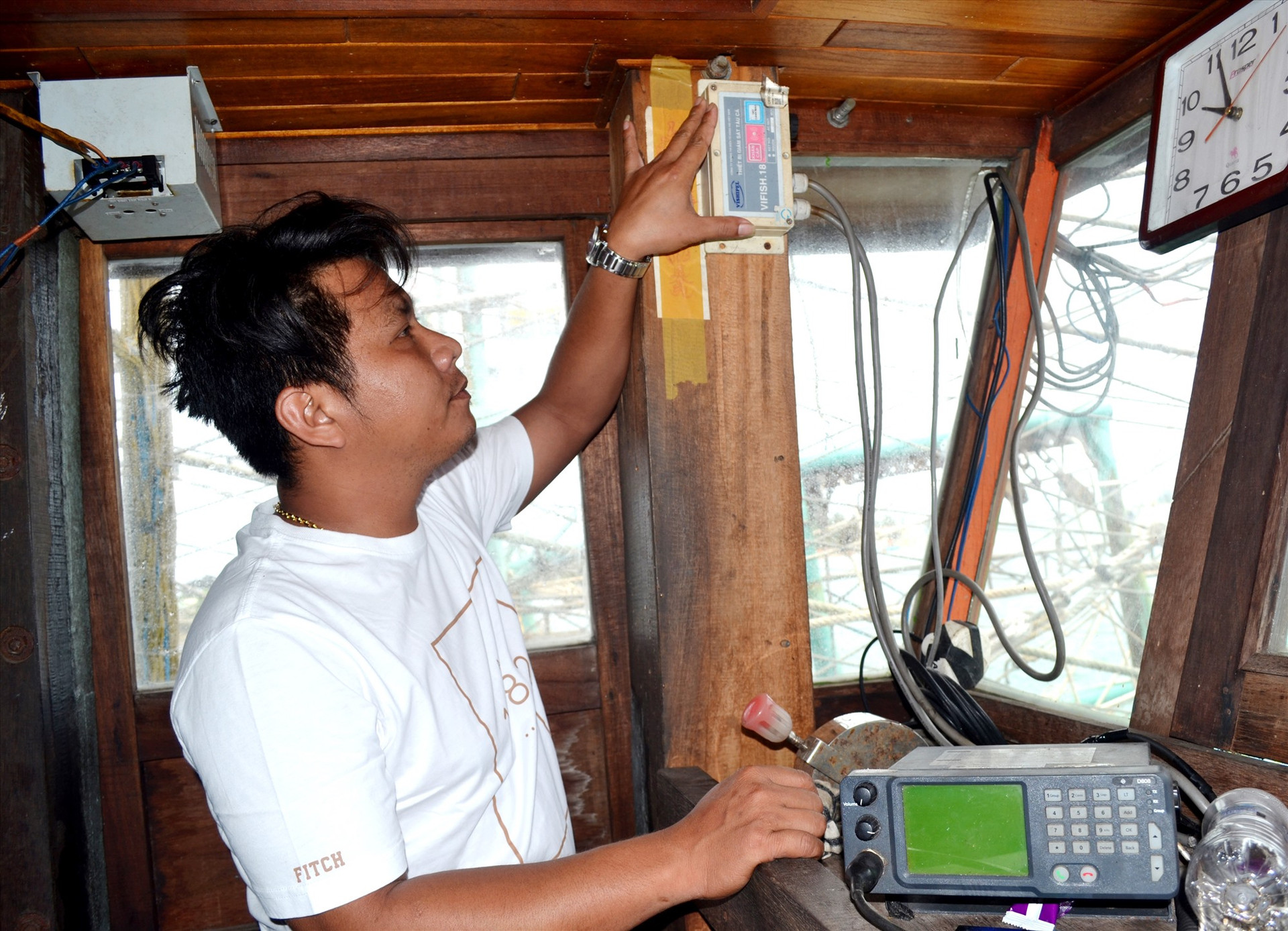 Ngư dân Trần Công Ba (xã Tam Quang, Núi Thành) kiểm tra máy giám sát hành trình trước khi thực hiện chuyến biển xa bờ dài ngày. Ảnh: VIỆT NGUYỄN