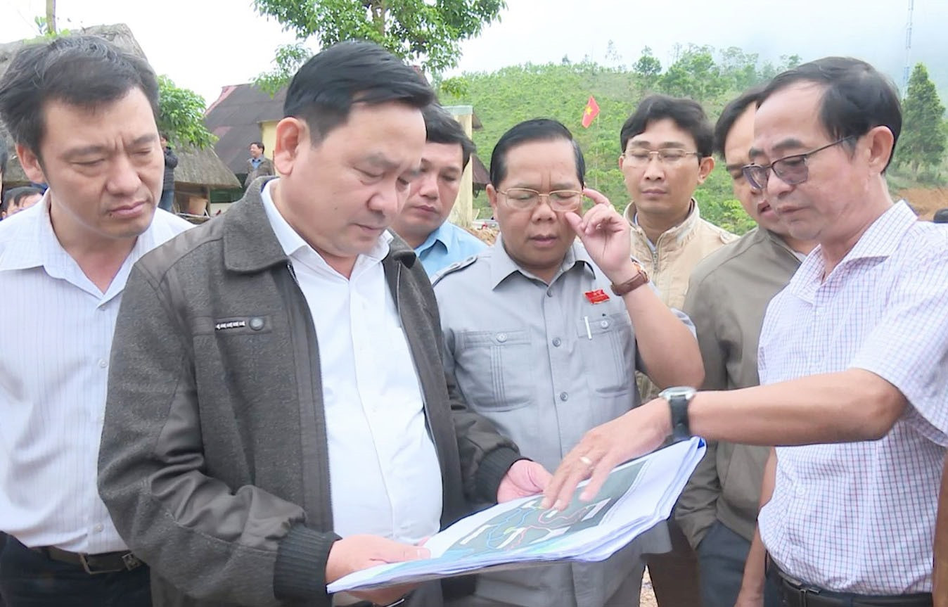 Phó Chủ tịch HĐND tỉnh Nguyễn Công Thanh khảo sát các dự án TĐC ở 6 xã biên giới huyện Nam Giang. Ảnh: LPT