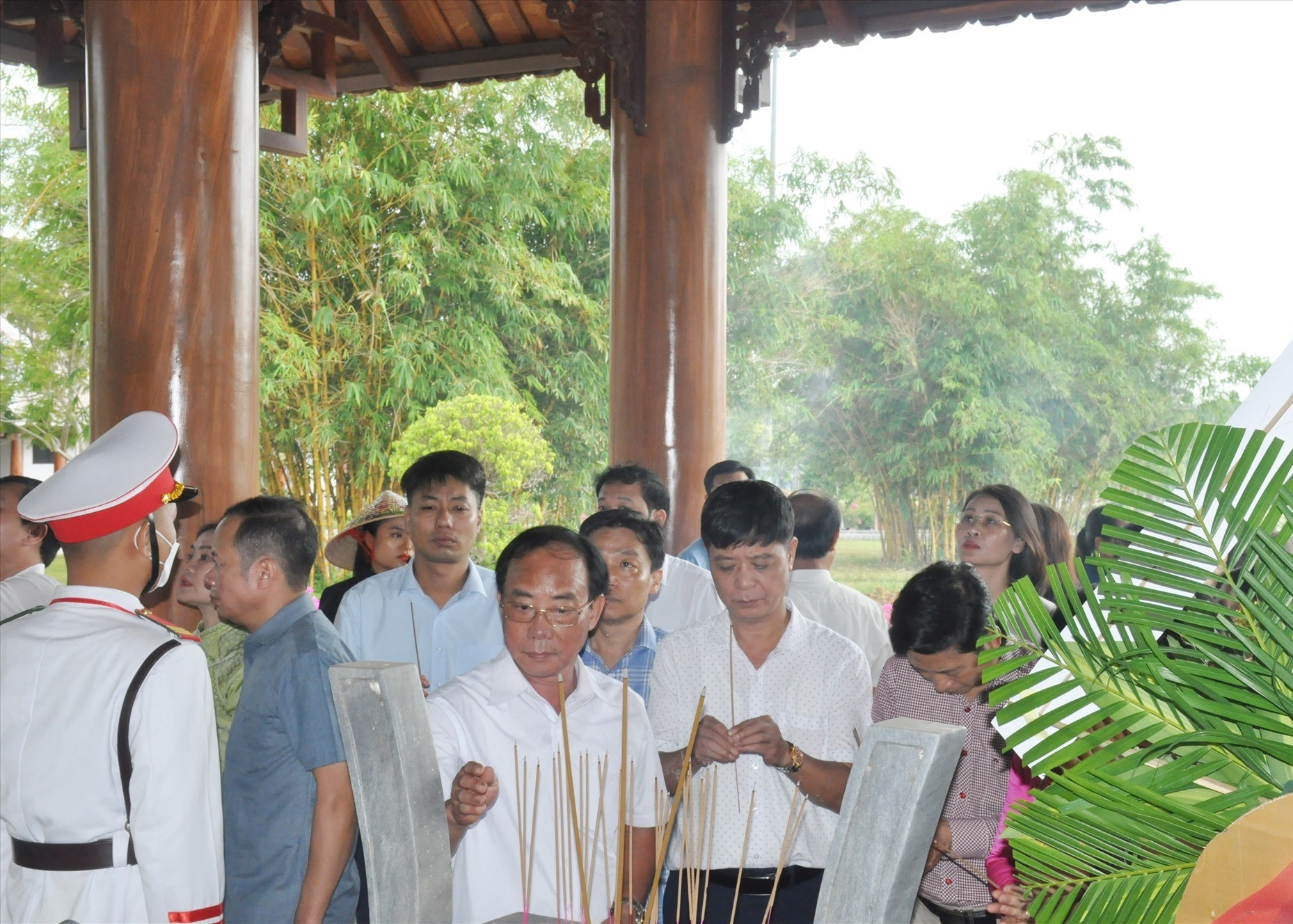 Các đại biểu dâng hương tri ân các anh hùng liệt sĩ quê hương Thanh Hóa hy sinh tại Quảng Nam. Ảnh: N.Đ