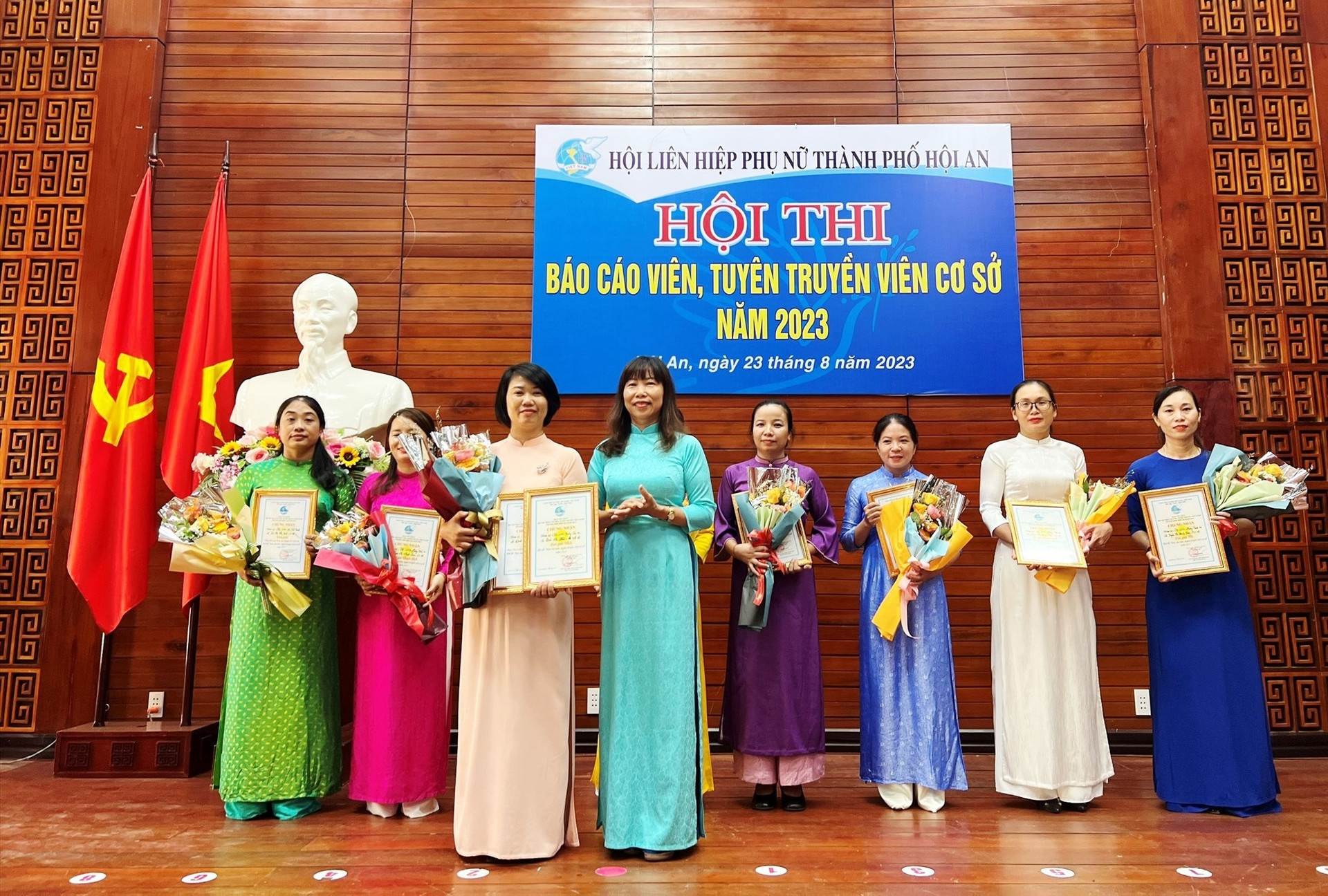 Trao giải Nhất cho chị Đinh Thị Nhân – Chủ tịch Hội LHPN phường Cẩm An.