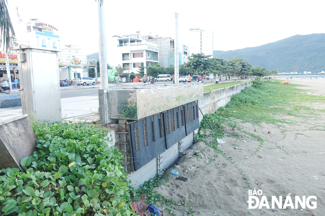 Cửa xả nước mưa ở phía bắc bãi tắm Mân Thái không có nước thải trộn nước mưa chảy ra bãi biển từ giữa tháng 6-2023 đến ngày 14-8-2023. Ảnh: HOÀNG HIỆP