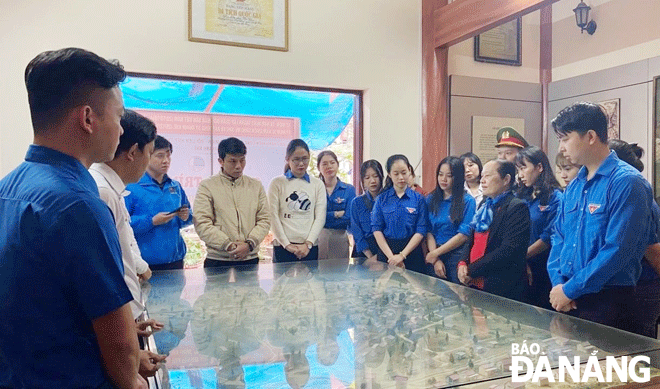 Thế hệ trẻ ở quận Thanh Khê tham quan, tìm hiểu di tích Khu lưu niệm nhà Mẹ Nhu và 7 dũng sĩ Thanh Khê. Ảnh: NGỌC HÀ