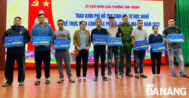 Phường Tam Thuận trao kinh phí hỗ trợ sinh kế tự học nghề cho các đối tượng cai nghiện ma túy thành công, nỗ lực phấn đấu thành công dân tốt. Ảnh: NGỌC HÀ