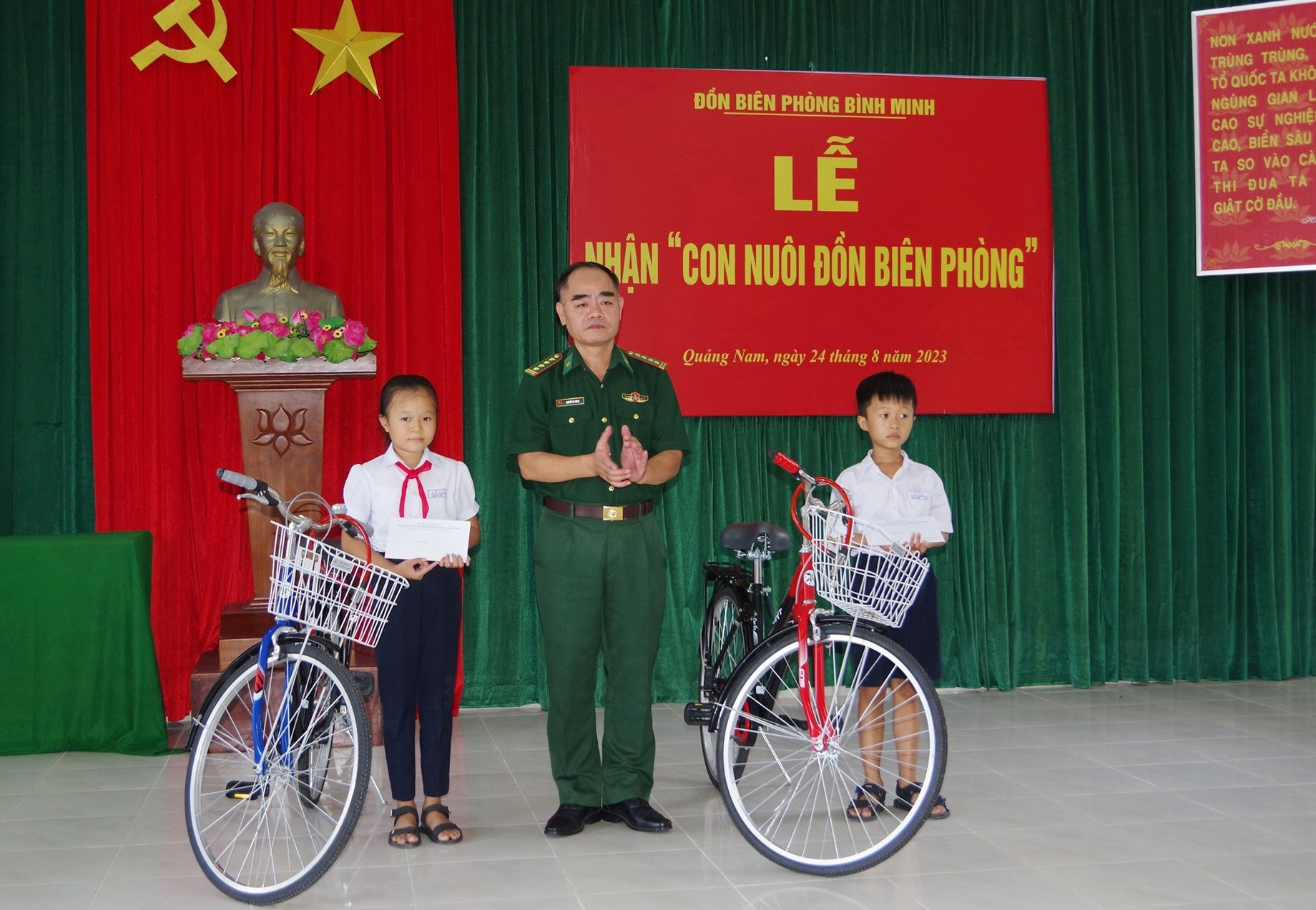 Bộ Chỉ huy BĐBP tỉnh trao xe đạp cho 2 học sinh Đồn Biên phòng Bình Minh nhận đỡ đầu. Ảnh: HỒNG ANH