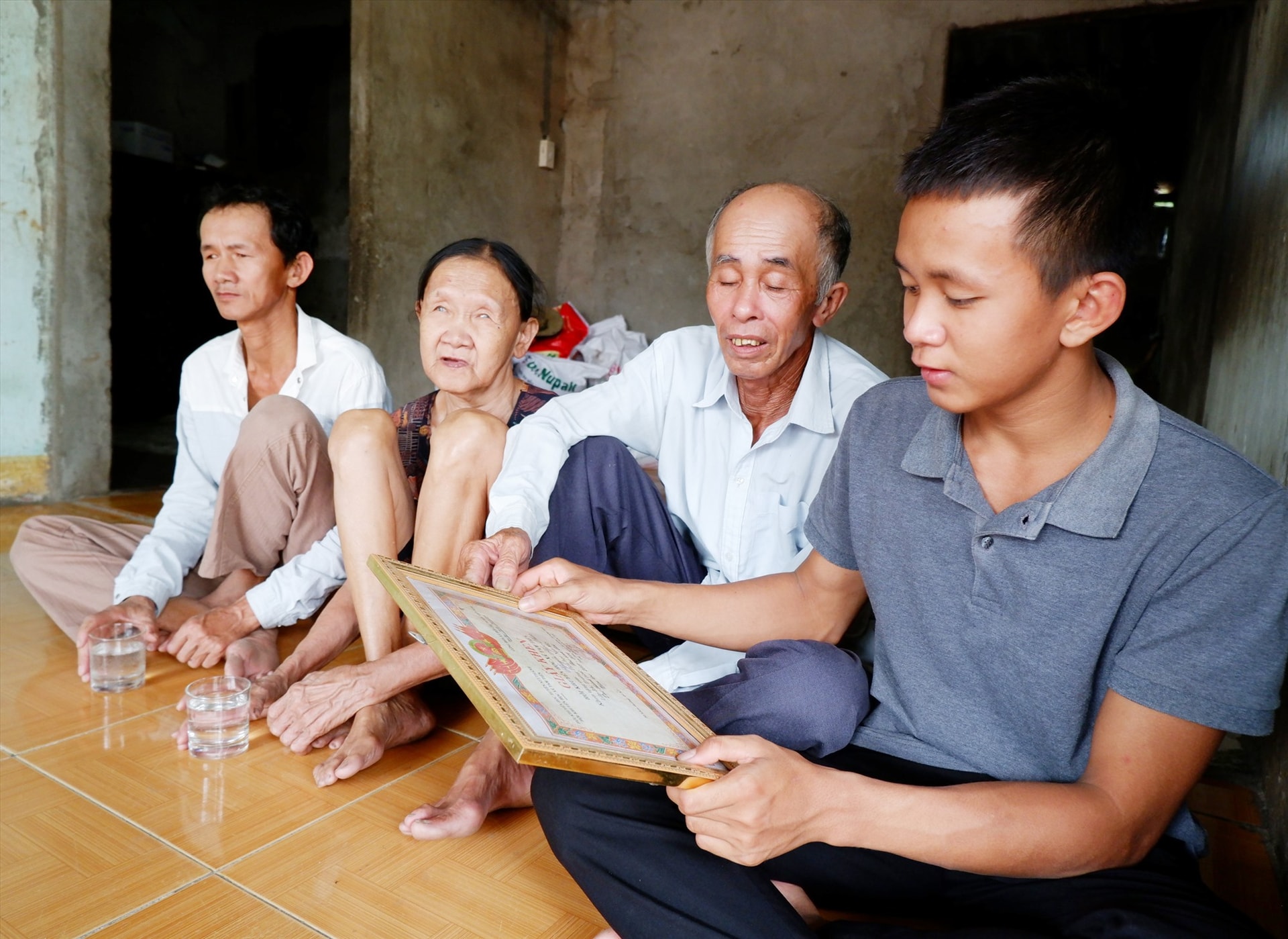 Nguyễn Ngọc Phước ở cùng cha và ông bà nội. Cha và bà nội em mù hoàn toàn. Hiện thị lực của ông nội em cũng đang suy giảm do tuổi cao. Ảnh: X.H