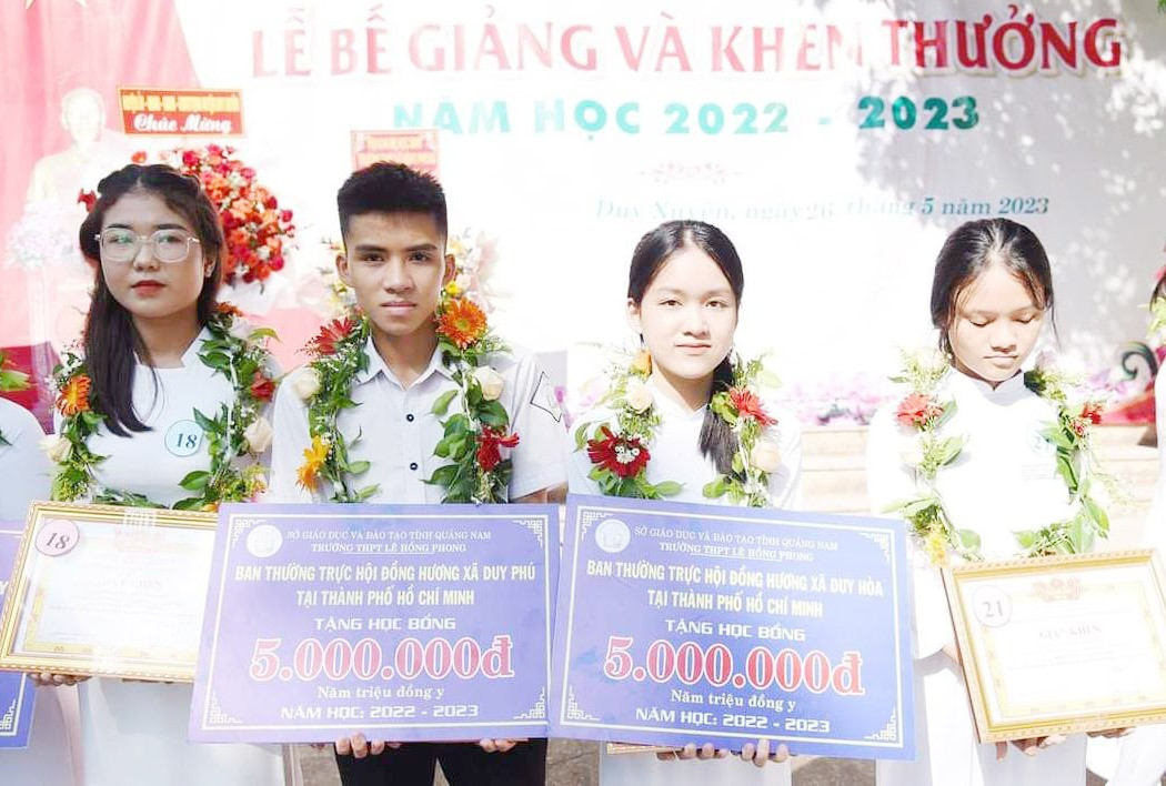Học sinh Trường THPT Lê Hồng Phong nhận khen thưởng, học bổng năm học 2022 - 2023. Ảnh: KK