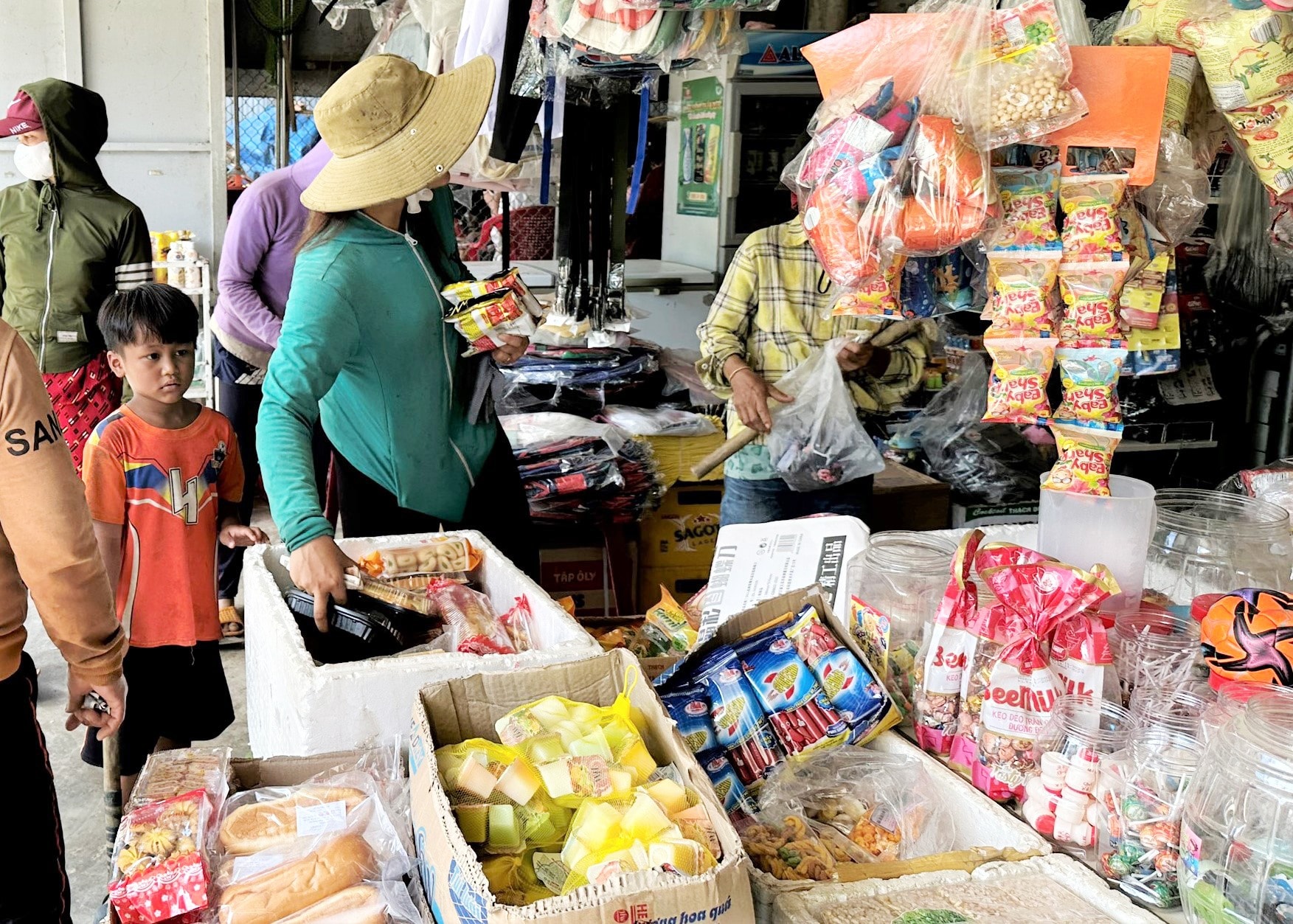 Thương mại dịch vụ ngày càng được mở rộng, giúp người dân Đắc Pring mua sắm thuận lợi hơn. Ảnh: A.N