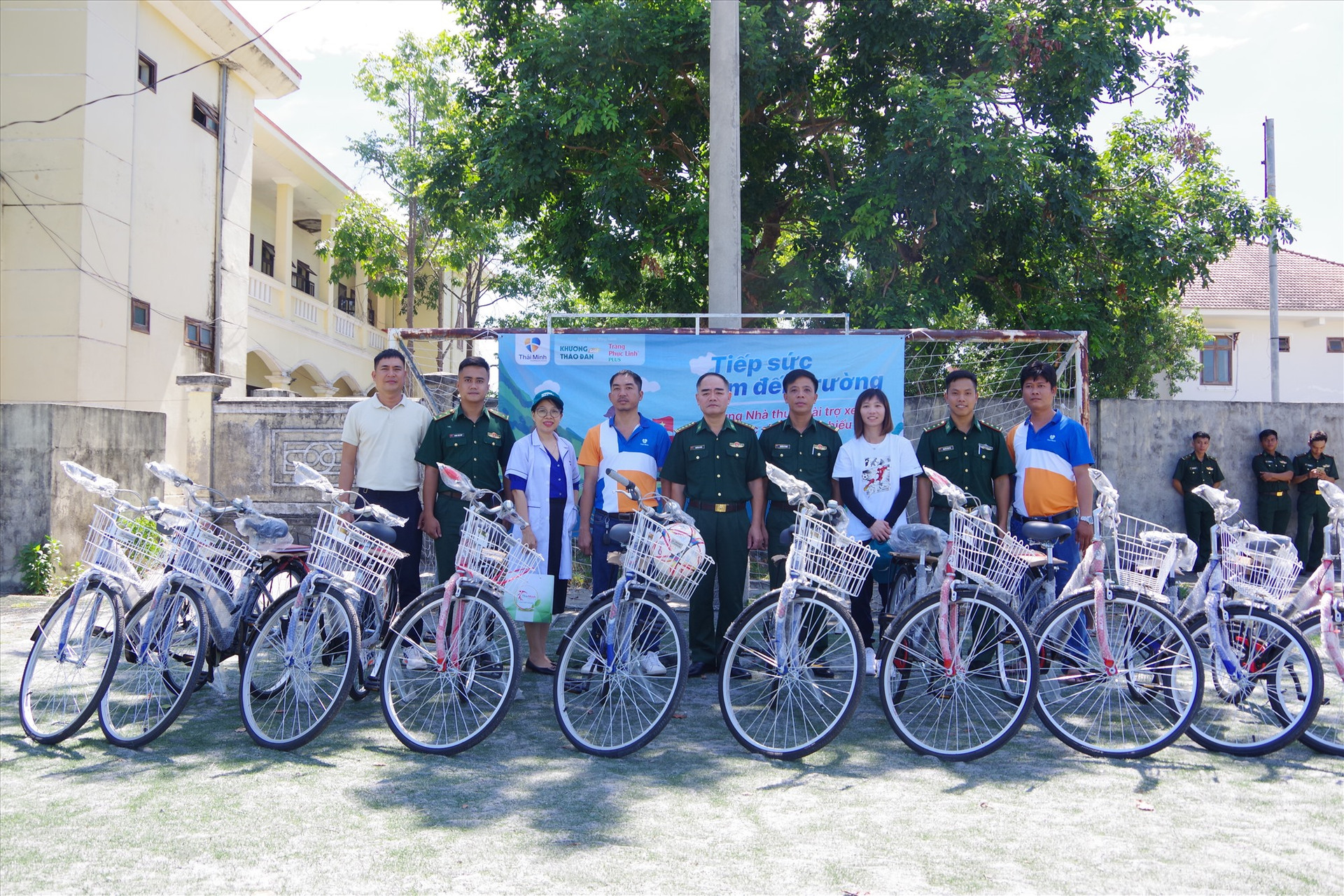Lãnh đạo Bộ Chỉ huy BĐBP Quảng Nam tiếp nhận xe đạp. Ảnh: HUỲNH CHÍN