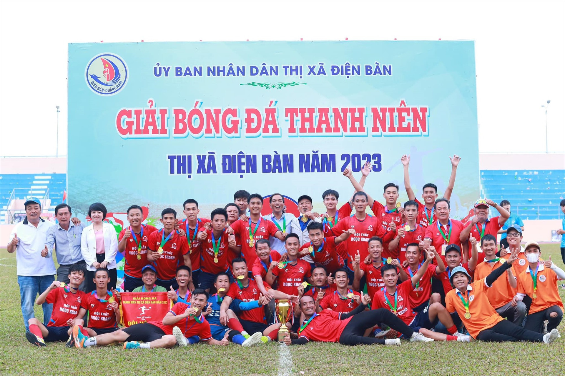 Đội bóng Điện Thắng Trung xuất xắc giành chức vô địch giải đấu.