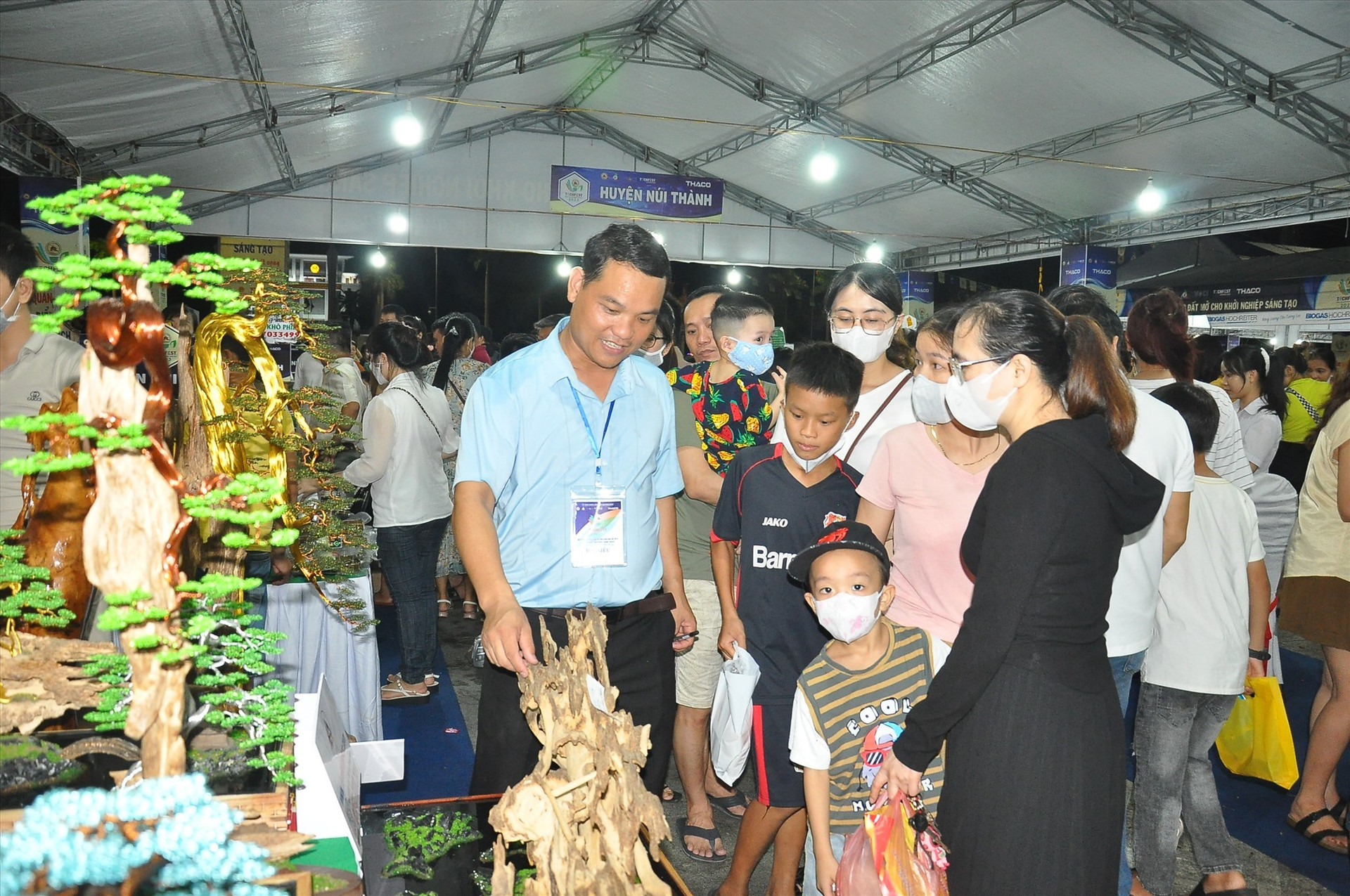A large number of people visiting the booths at the 4th TechFest Quang Nam 2023