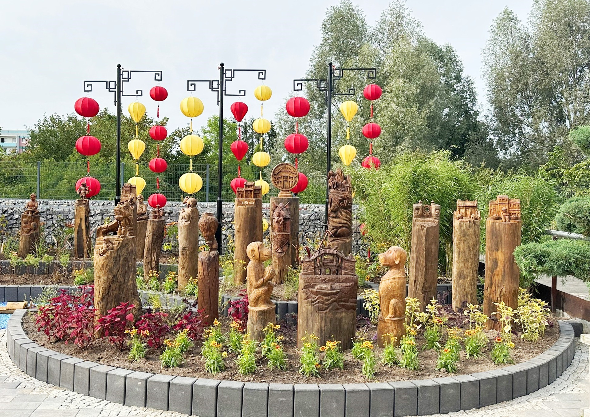 Những tác phẩm nghệ thuật chế tác từ củi lũ của nghệ sỹ Lê Ngọc Thuận được trưng bày tại Khu vườn Hội An.Ảnh: TP.Hội An cung cấp