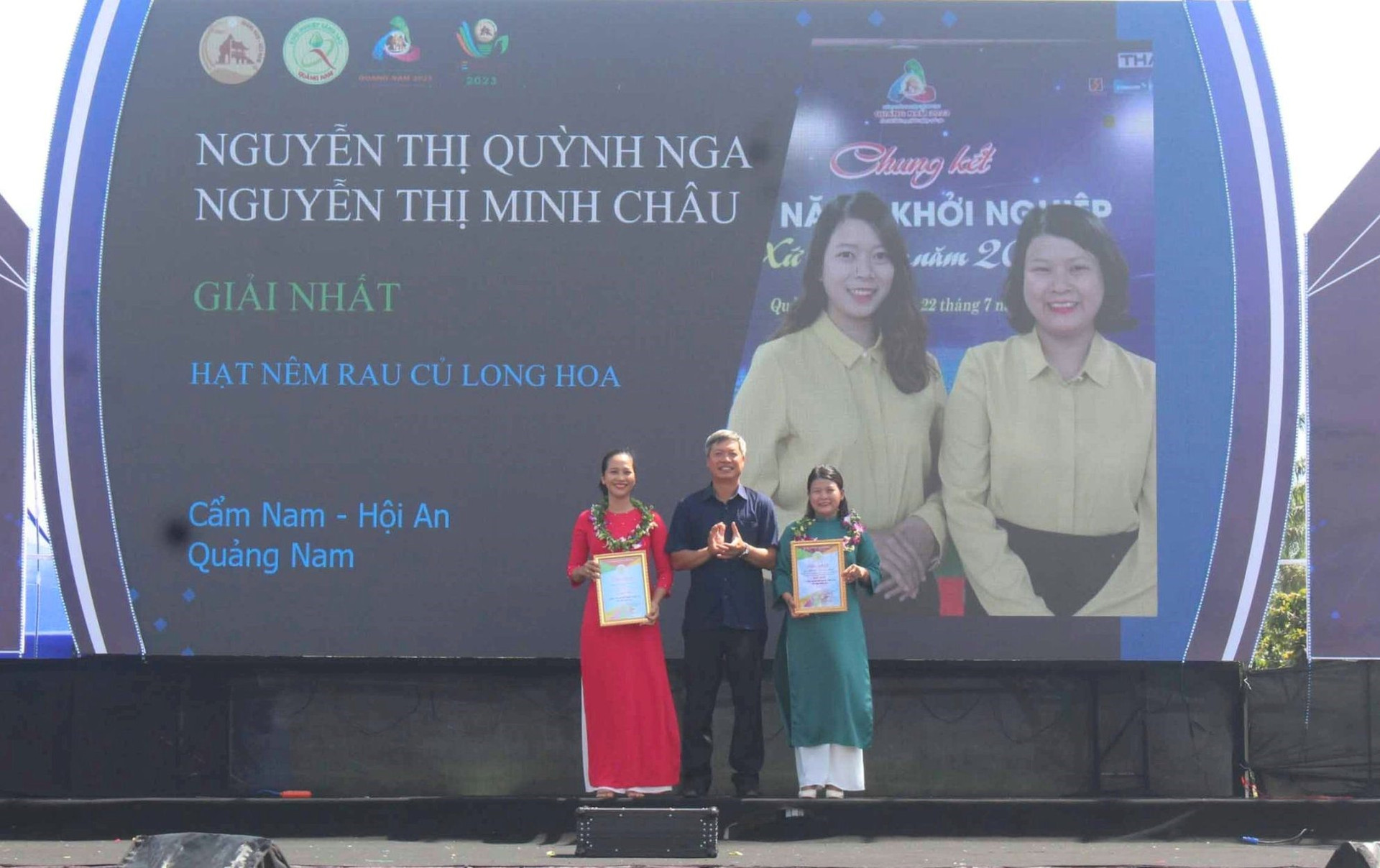 Phó Chủ tịch UBND tỉnh Hồ Quang Bửu trao giải Nhất cho tác giả Phan Thị Ly (Điện Bàn). Ảnh: VINH ANH