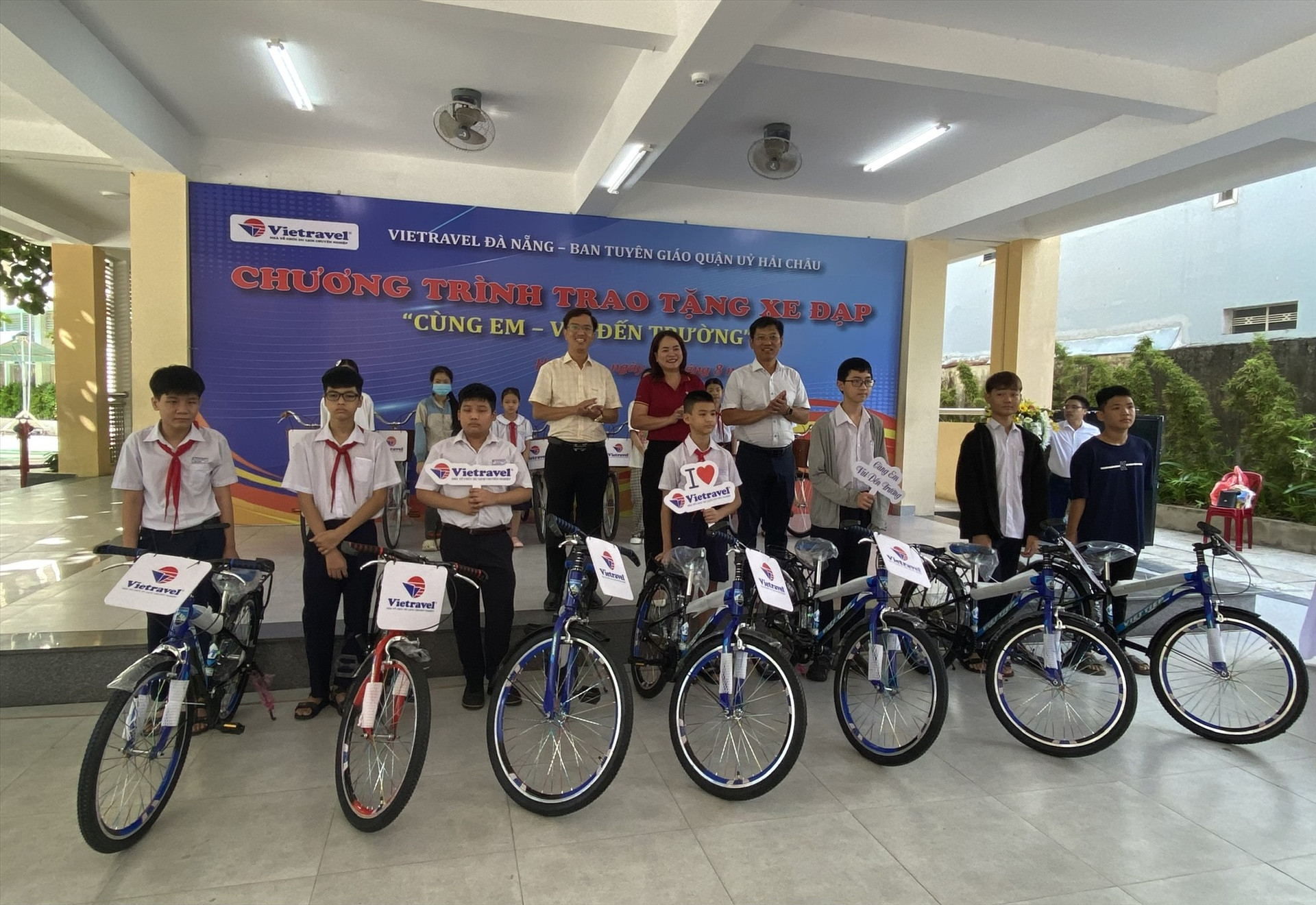 Trao tặng xe đạp cho học sinh nghèo vượt khó trước thềm năm học mới. Ảnh: K.L