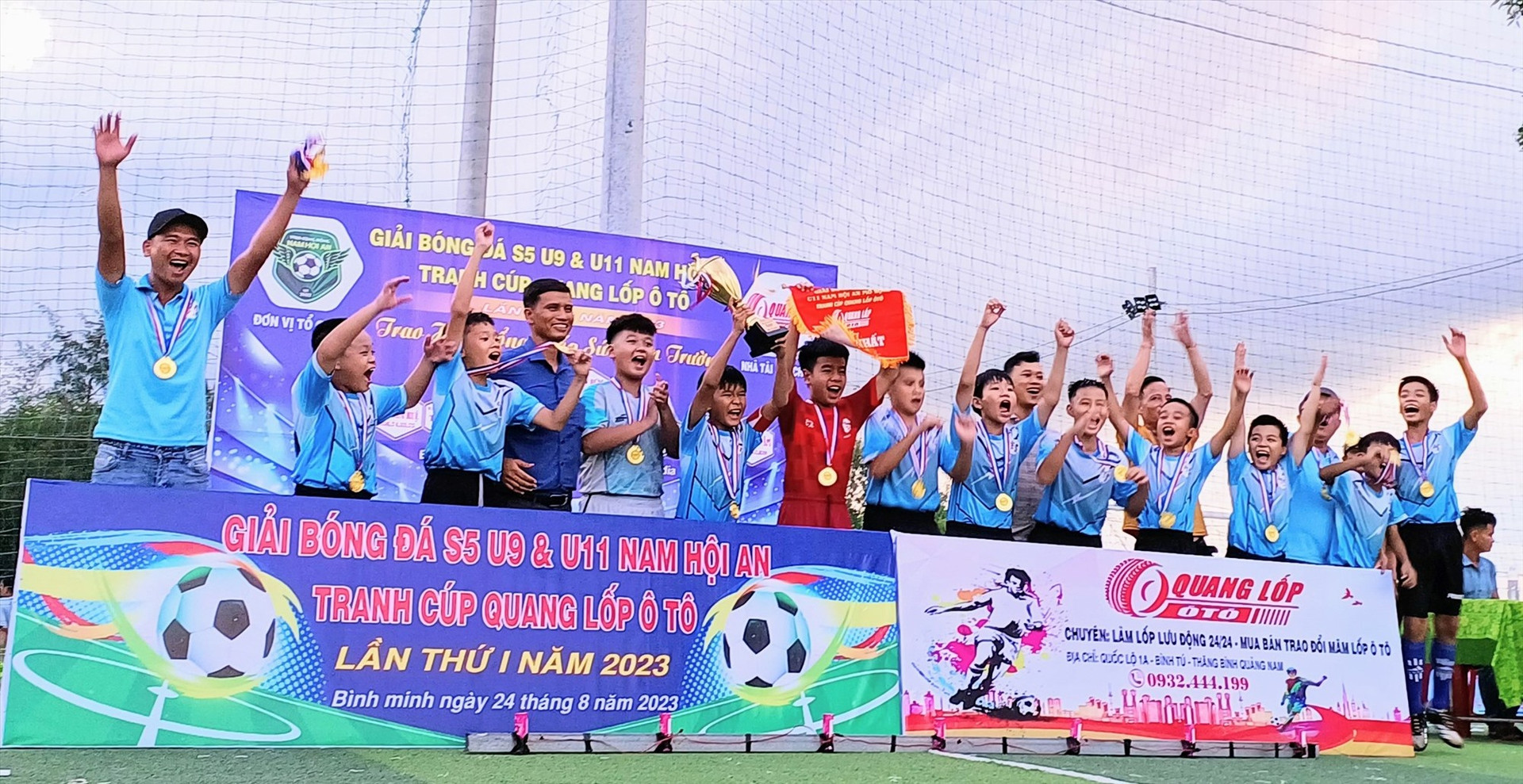 Niềm vui của đội U11 Long Nguyễn Tam Kỳ khi đoạt cúp vô địch. Ảnh: C.N