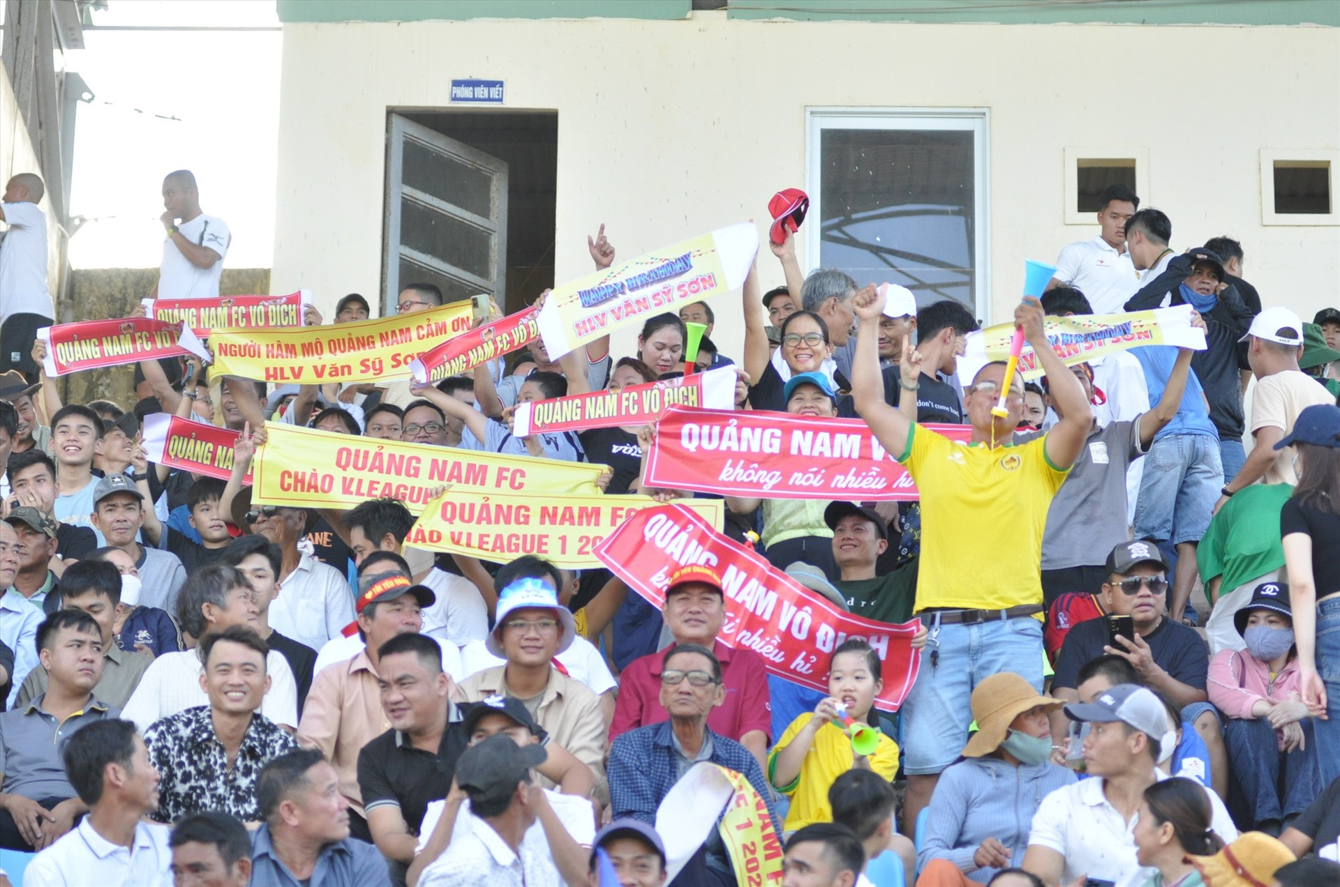 Người hâm mộ Quảng Nam mãn nguyện sau khi đội bóng quê hương trở lại V-League. Ảnh: T.V