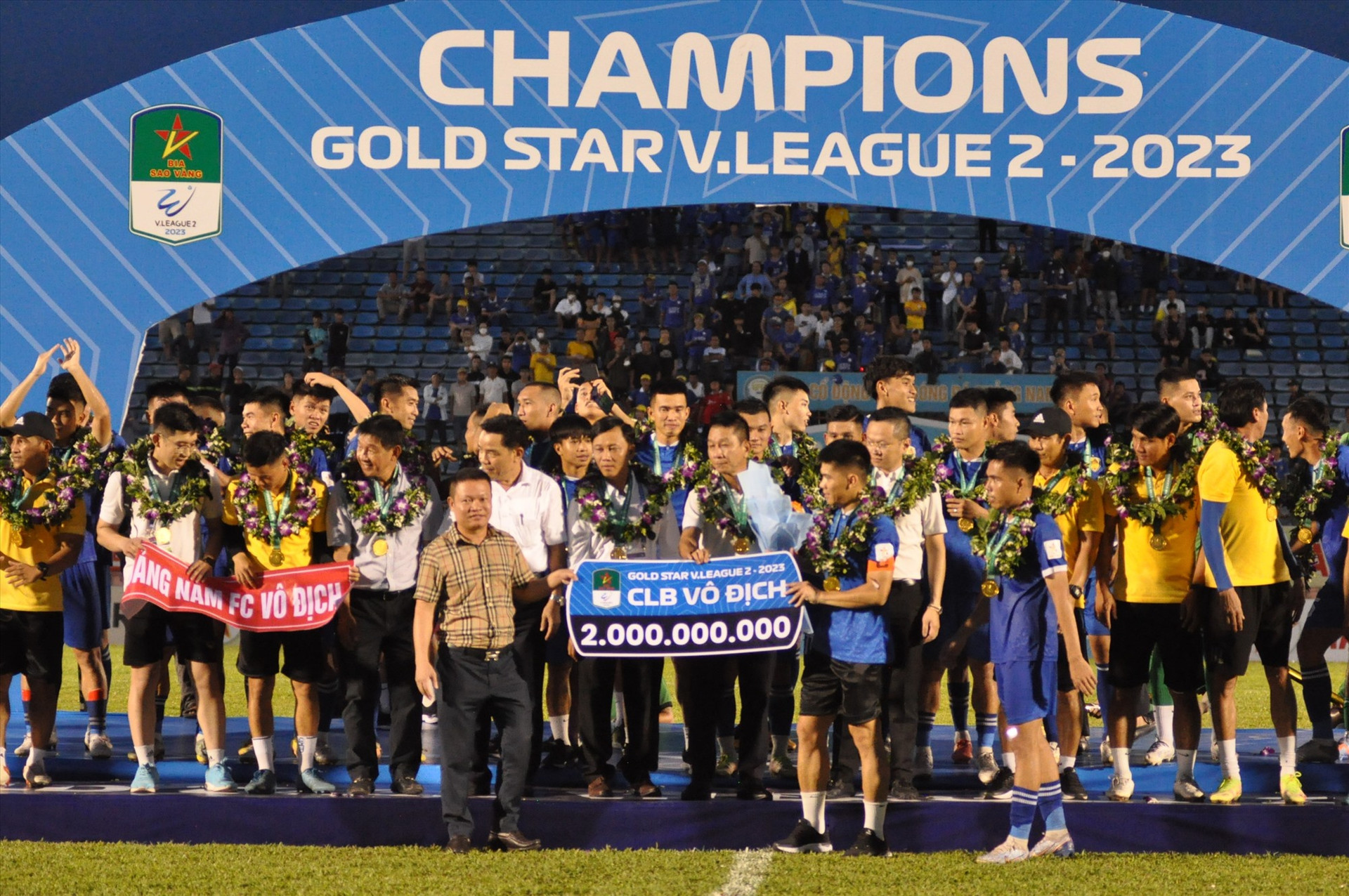 Với chức vô địch, đội Quảng Nam nhận tiền thưởng 2 tỷ đồng. Ảnh: T.V