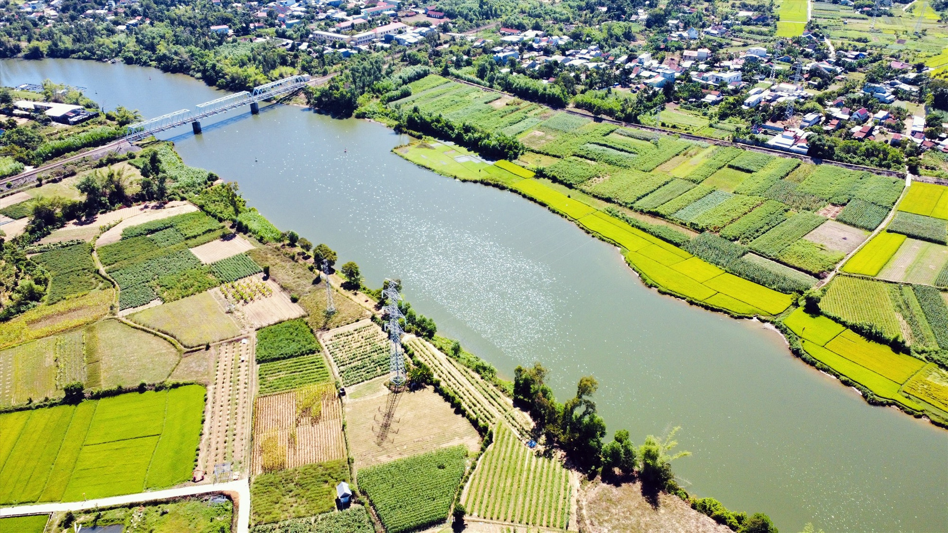 Làng Cà Ban (bên trái) nằm ven sông Tam Kỳ. Ảnh: QUỐC TUẤN