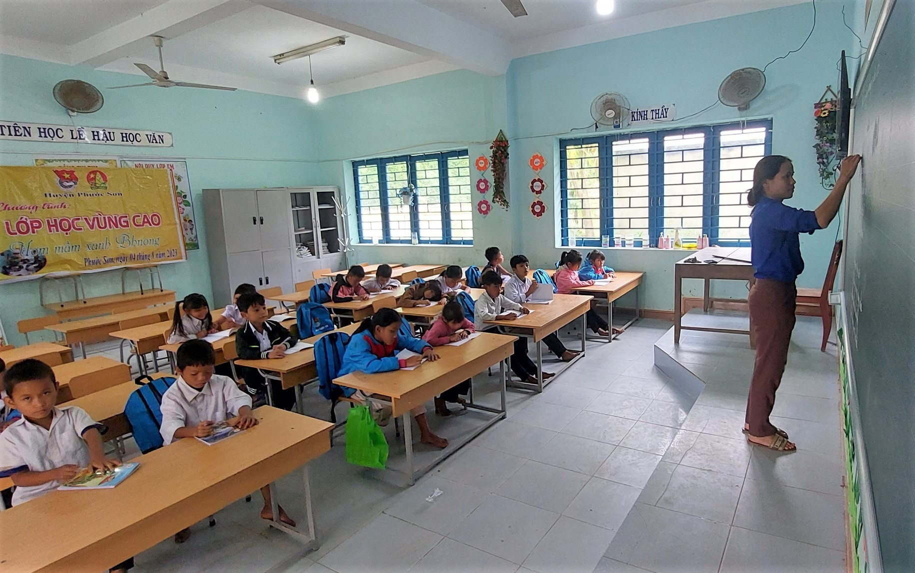 Lớp học vùng cao “Ươm mần xanh Bh'noong” được tổ chức tại xã Phước Kim. Ảnh: Đ.N
