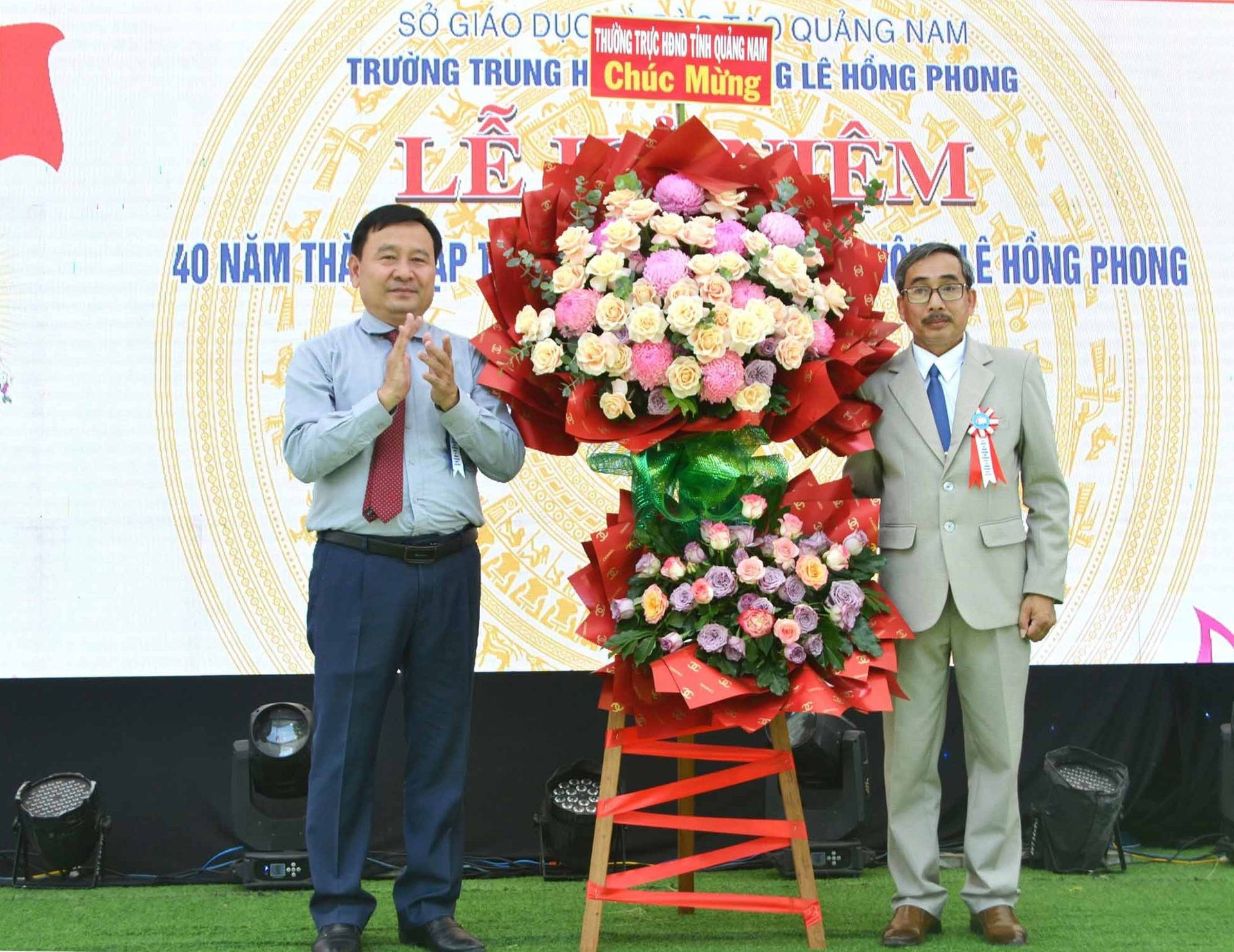 Phó Chủ tịch HĐND tỉnh Nguyễn Công Thanh tặng hoa chúc mừng nhà trường. Ảnh: C.T
