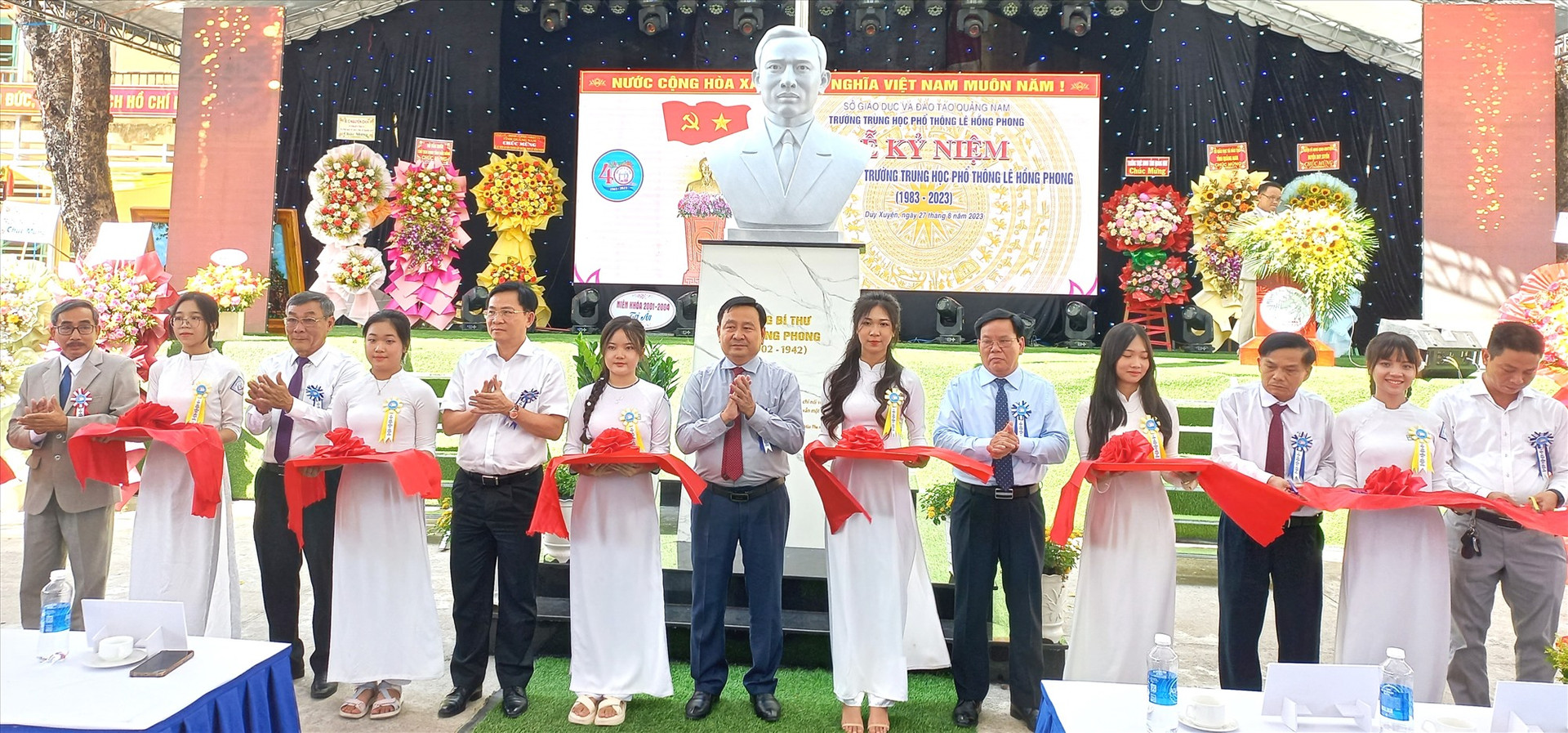 Thực hiện nghi thức khánh thành tượng cố Tổng Bí thư Lê Hồng Phong, công trình do cựu học sinh nhà trường trao tặng. Ảnh: C.T