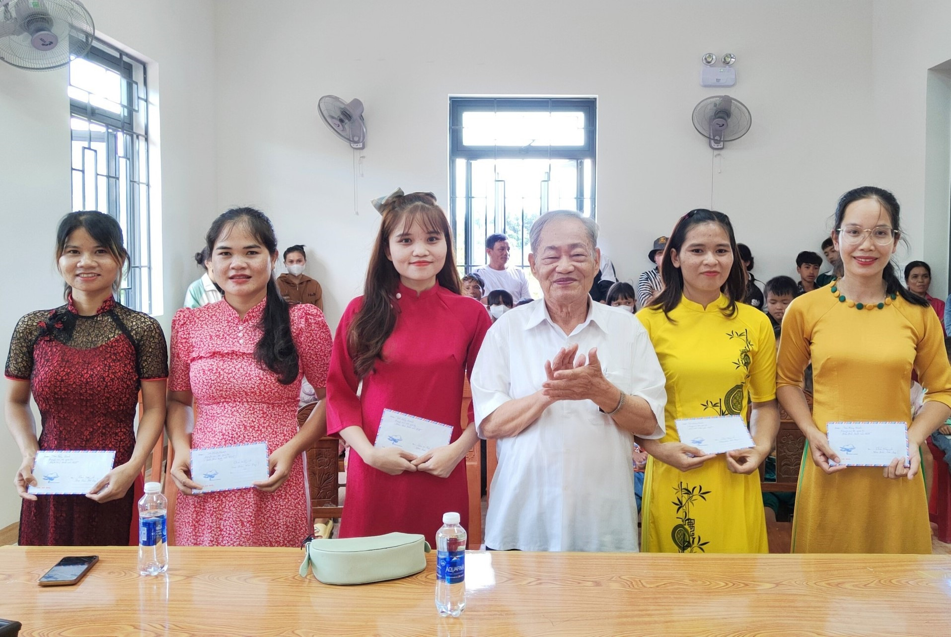 Cán bộ giáo viên nhận quà động viên từ vợ chồng ông Trần Hoàng Hoanh. Ảnh: V.R