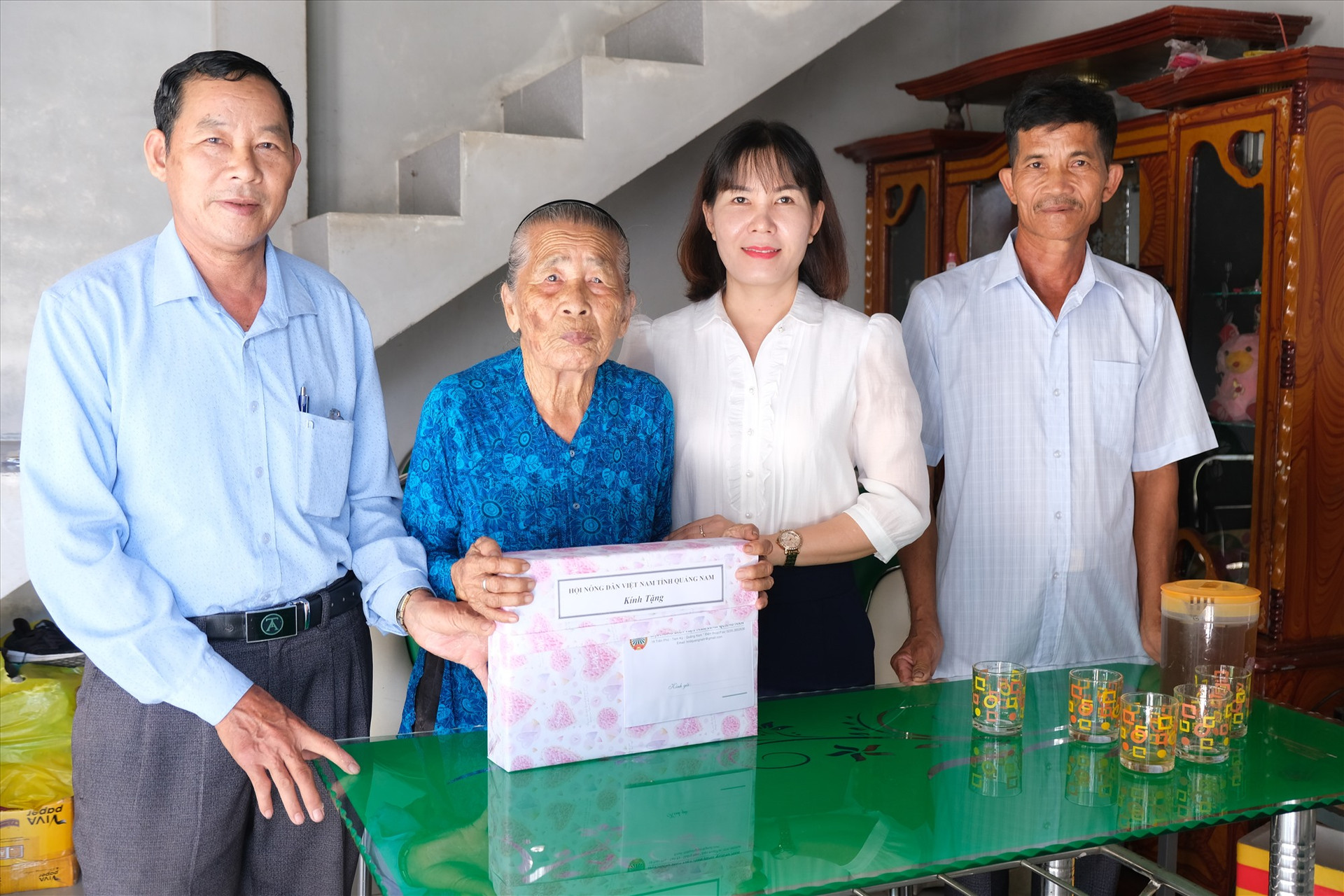 H1: Đ/c Lê Thị Minh Tâm – Chủ tịch HND tỉnh thăm, tặng quà Mẹ VNAH