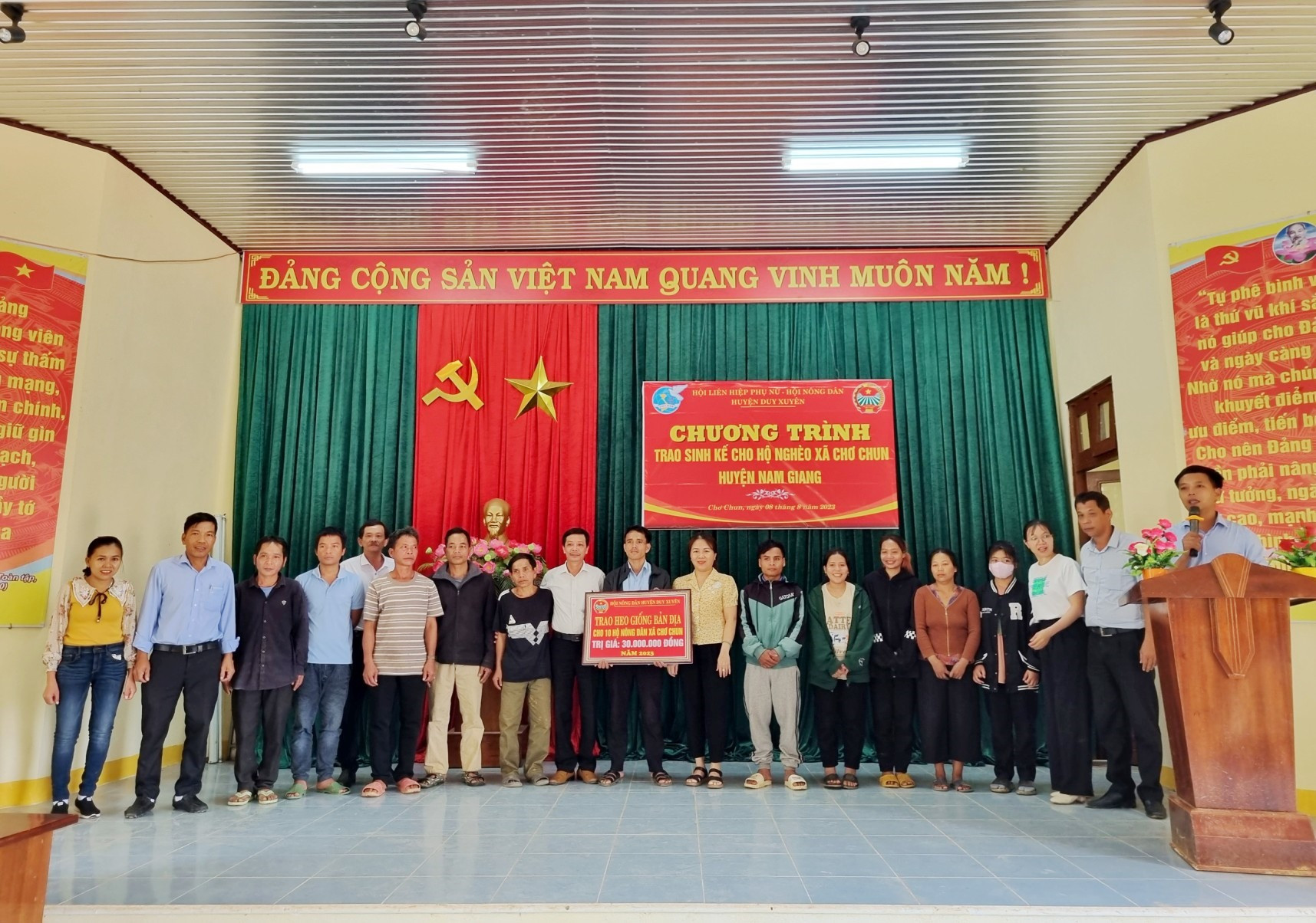 HND huyện Duy Xuyên trao sinh kế cho hộ nghèo xã kết nghĩa Chơ Chun, huyện Nam Giang