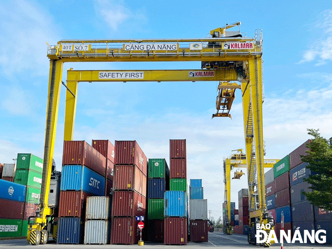 Quỹ Đầu tư phát triển thành phố ký kết hợp đồng tín dụng cho vay 85 tỷ đồng với Công ty CP Cảng Đà Nẵng vay triển khai dự án đầu tư 4 cẩu ERTG tại Cảng Tiên Sa. Ảnh: Mai Quế