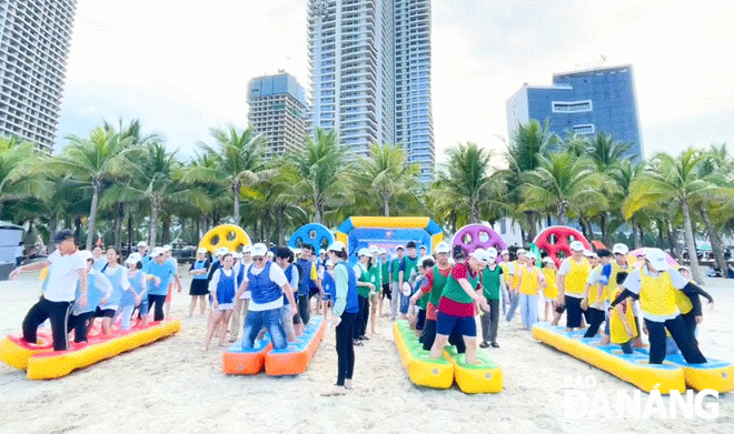 Hoạt động team building trong Ngày hội “Chia sẻ và kết nối” do Liên đoàn Lao động thành phố tổ chức. Ảnh: PHƯƠNG TRÀ