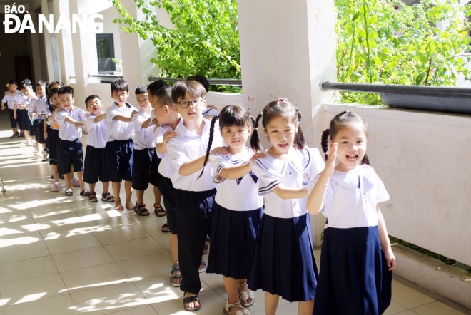 Học sinh lớp 1 Trường Tiểu học Võ Thị Sáu xếp hàng vào lớp. Ảnh: NGỌC HÀ