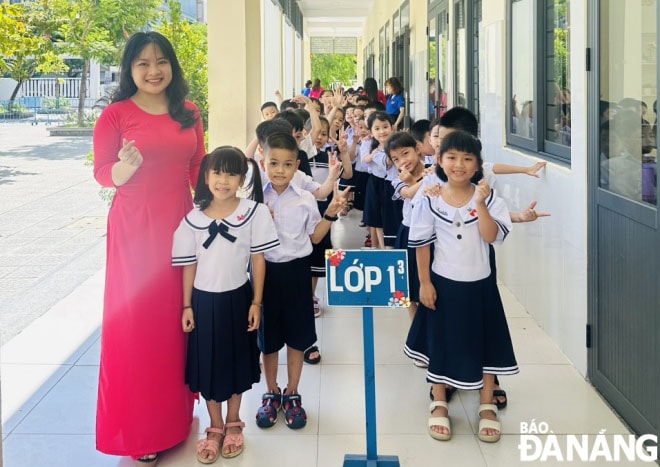 Học sinh lớp 1 Trường Tiểu học Võ Thị Sáu xếp hàng vào lớp. Ảnh: NGỌC HÀ