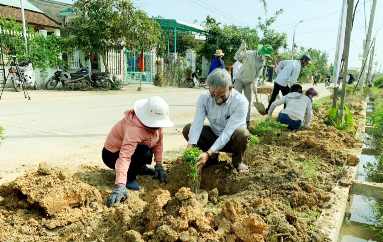 Hội viên nông dân tham gia xây dựng những tuyến đường hoa thay cỏ dại ở các khu dân cư nông thôn mới kiểu mẫu. Ảnh: PV