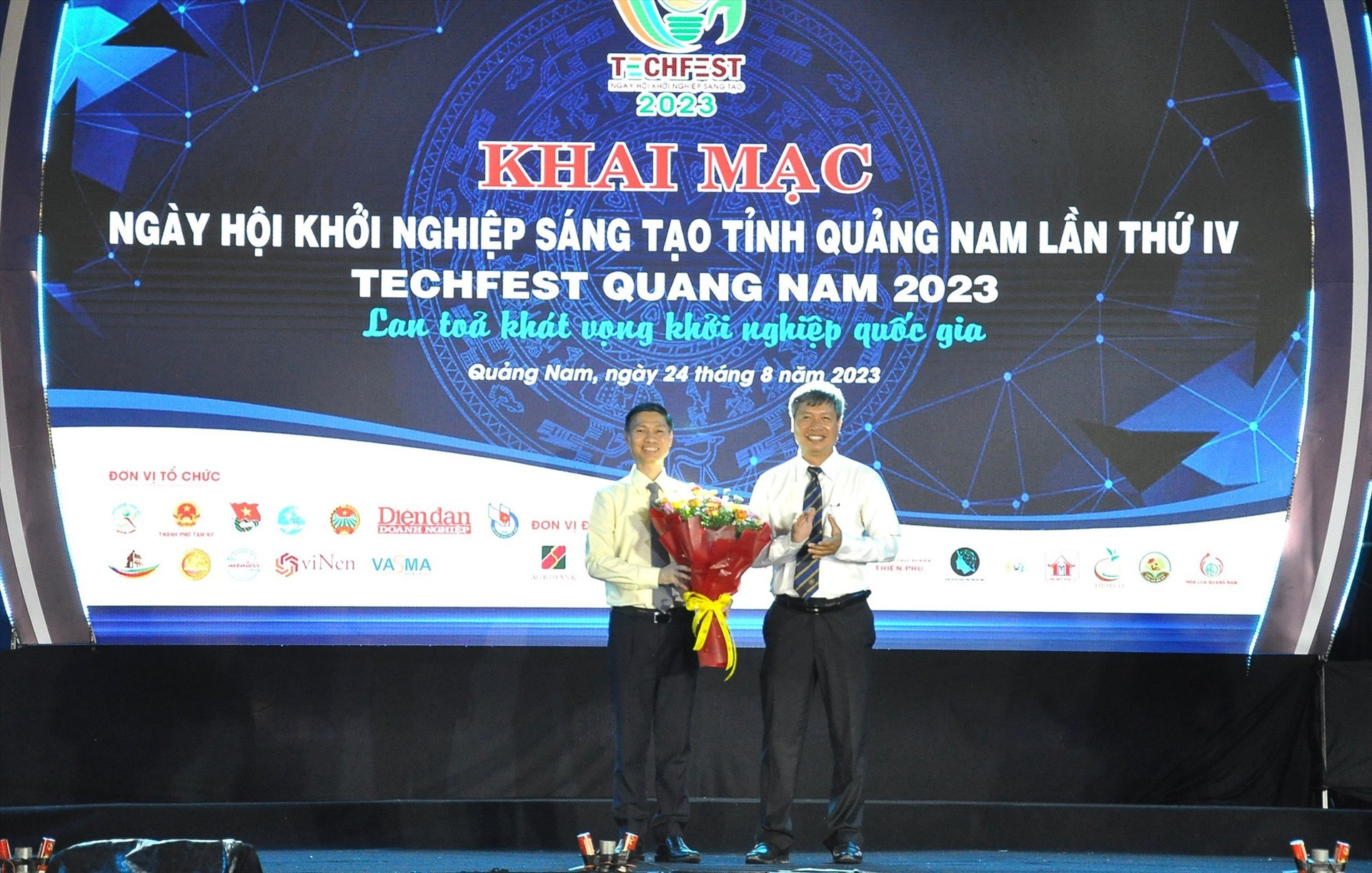 Phó Chủ tịch UBND tỉnh Hồ Quang Bửu tặng hoa cho lãnh đạo Thaco trong đêm khai mạc TechFest Quang Nam 2023 nhằm ghi nhận sự tài trợ, đóng góp của Thaco trong việc xây dựng hệ sinh thái KN. Ảnh: VINH ANH