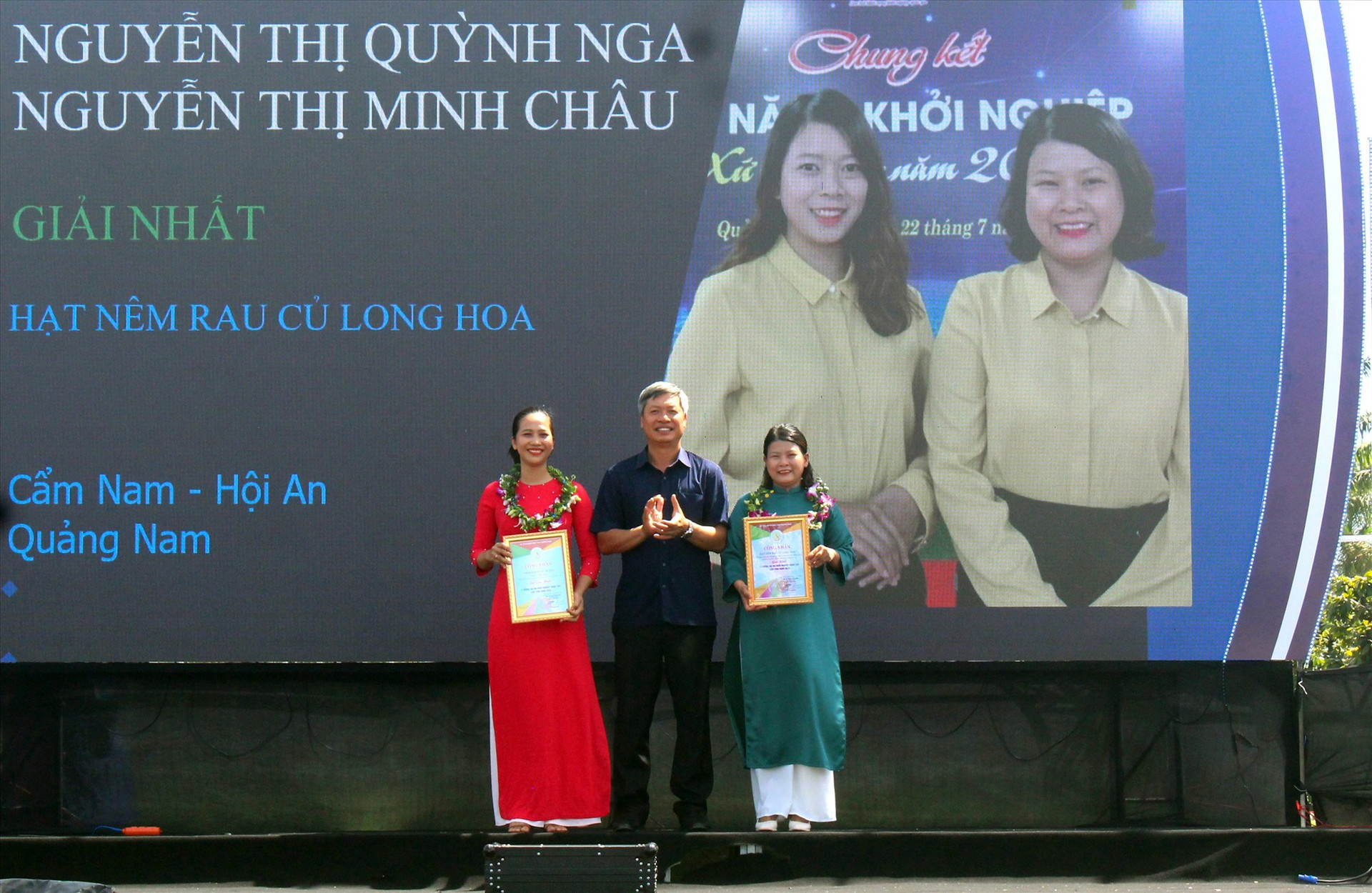 Phó Chủ tịch UBND tỉnh Hồ Quang Bửu trao giải Nhất ý tưởng, dự án KN năm 2023 cho 2 tác giả. Ảnh: VINH ANH
